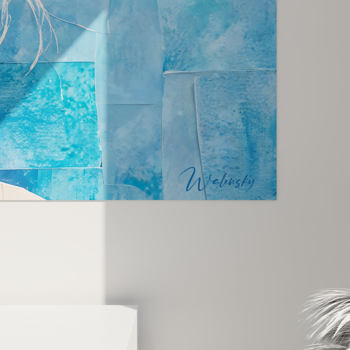 Détail des facettes bleu marine et blanches du chignon, texture aquarelle morcelée visible de près