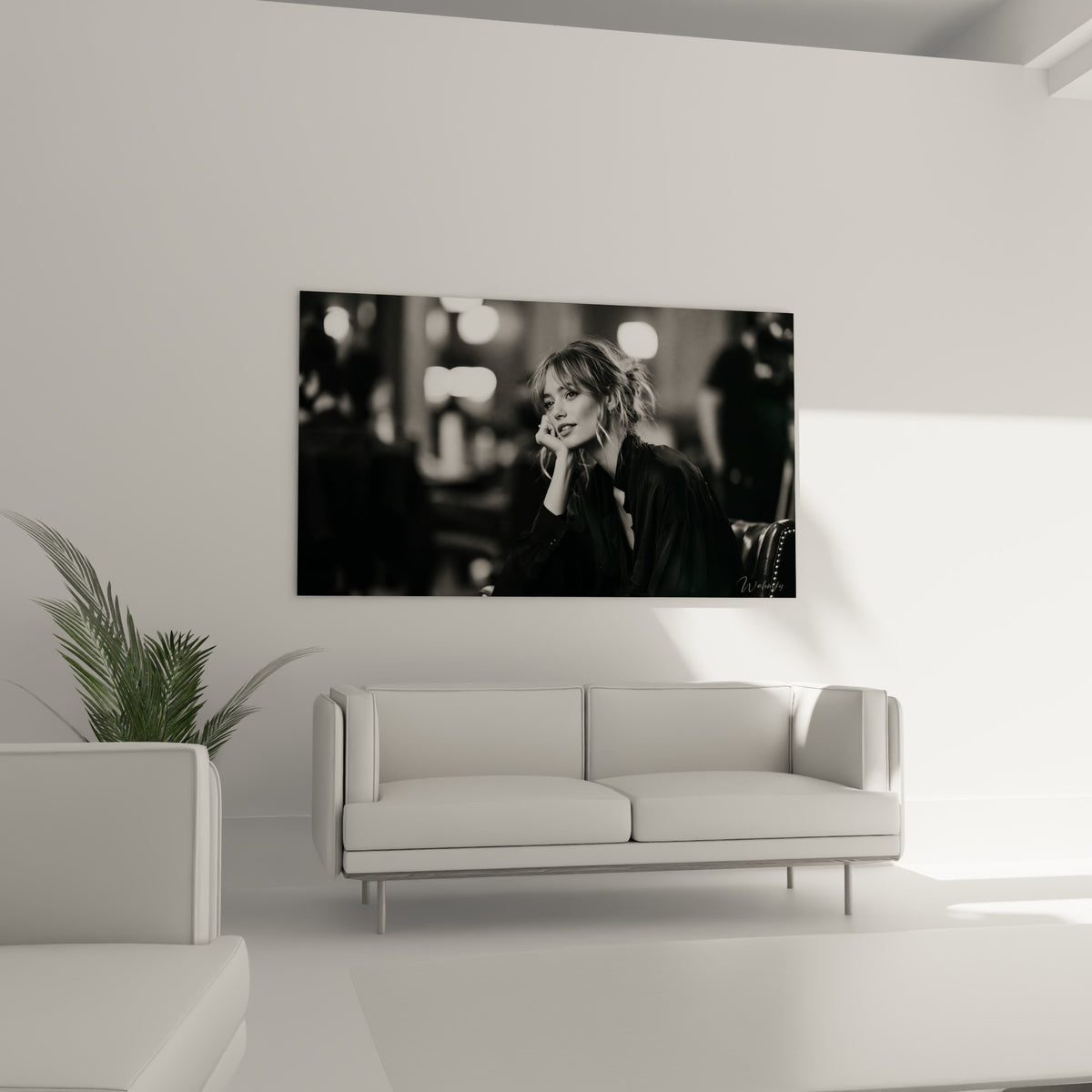 Visage pensif capturé en noir et blanc, contrastes anthracite et blancs, au-dessus d'un canapé dans un salon lumineux