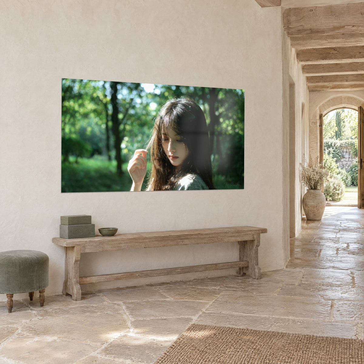 Gemälde junge Brünette mit gesenktem Blick, deren Hand eine Haarsträhne berührt, zartgrünes Unterholz mit goldenen Reflexen, beige Steinwand und Bogen im Hintergrund