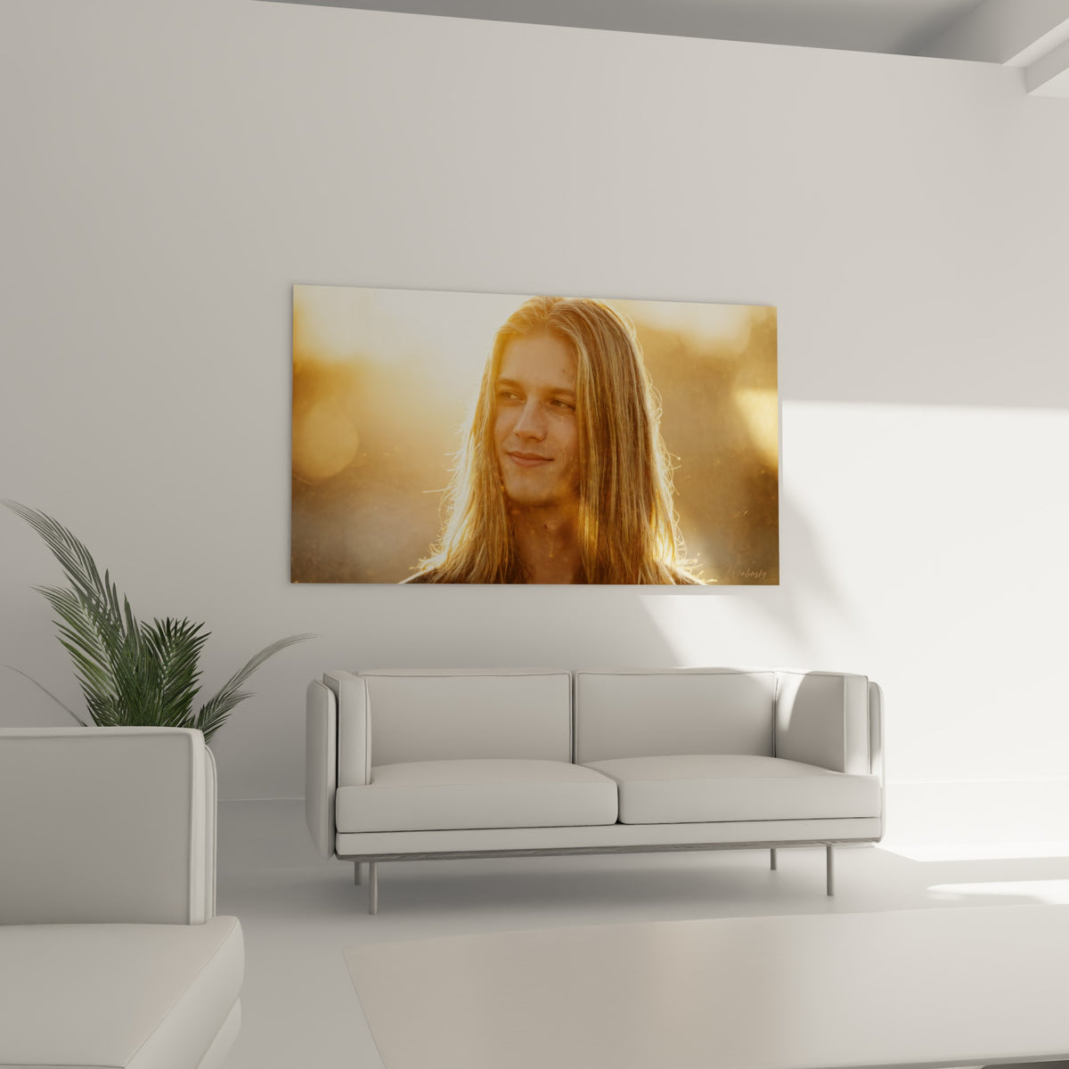 Visage Coiffure baigné de lumière ambrée et dorée au-dessus d'un canapé dans un salon lumineux