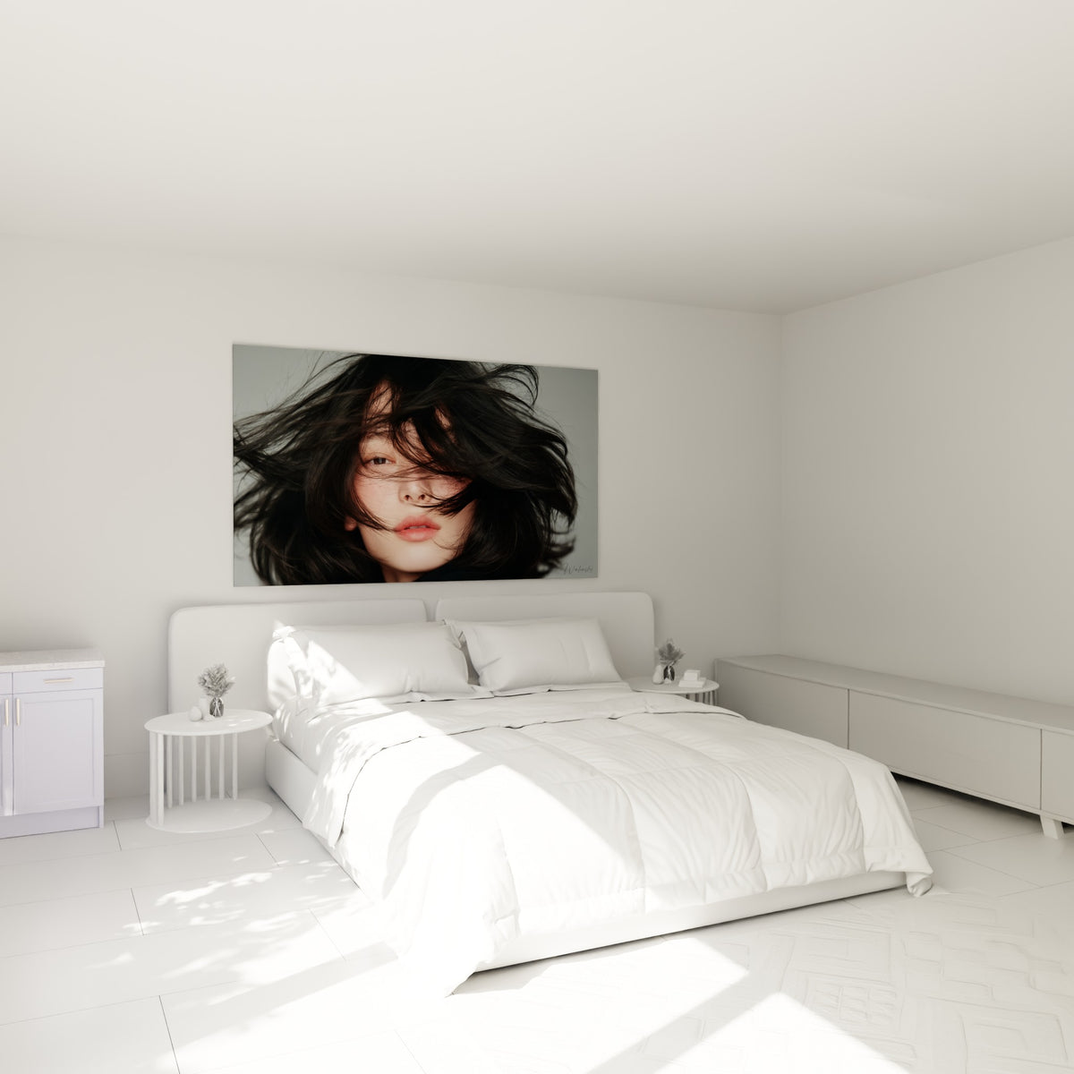 Mèches noires balayées par le vent au-dessus d'un lit dans une chambre claire, contraste gris et terracotta