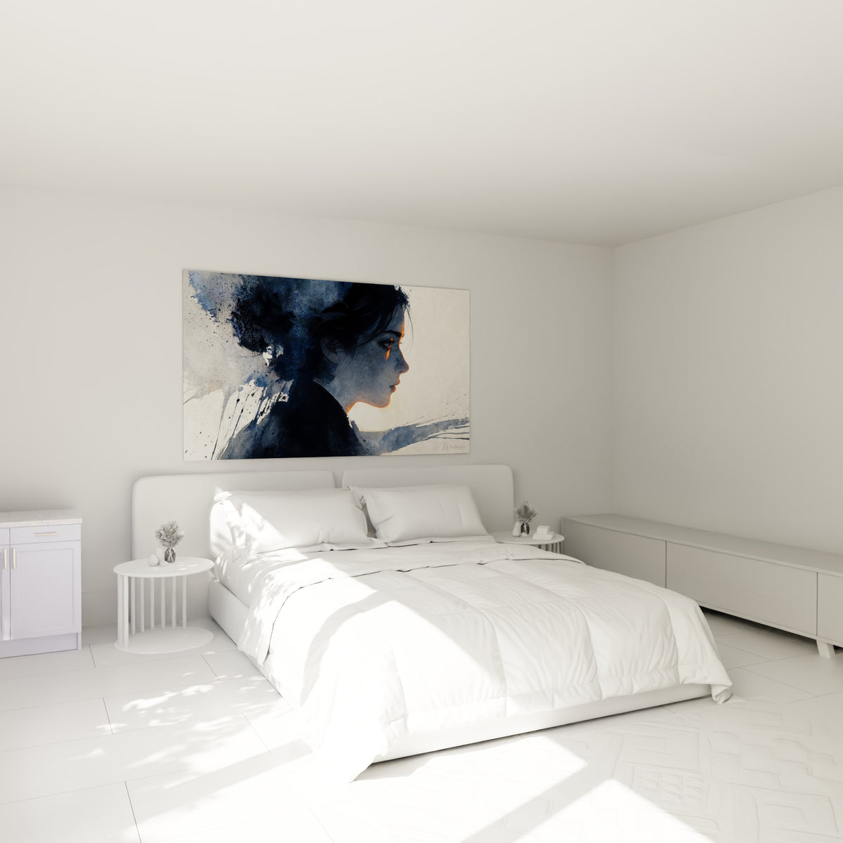 Portrait féminin bleu marine et orangé au-dessus d'un lit dans une chambre claire, ambiance introspective
