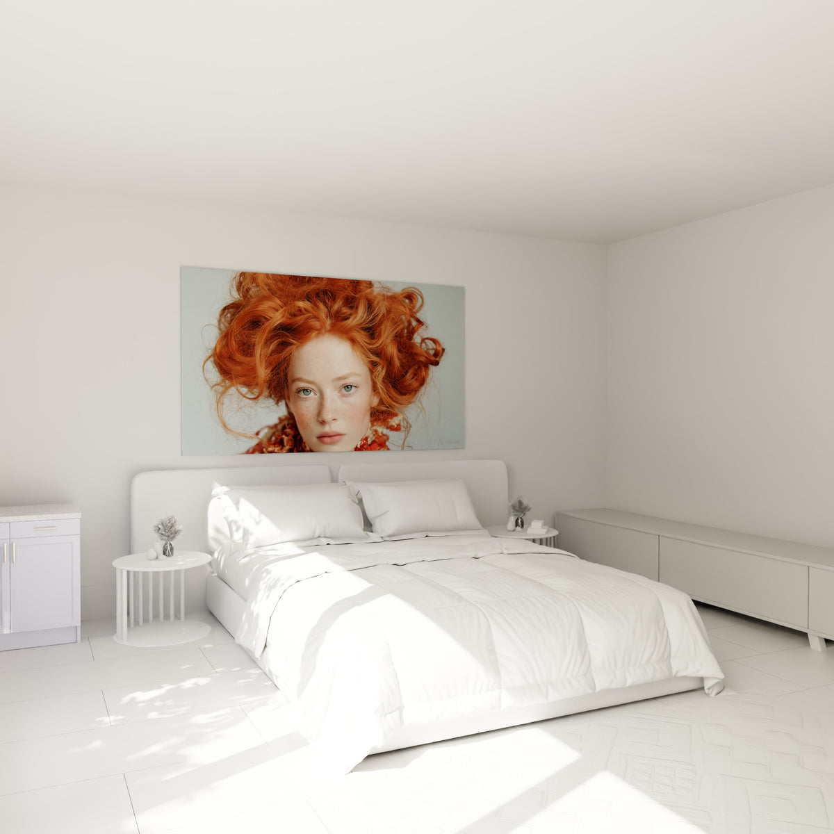 Visage roux aux taches de rousseur et yeux clairs au-dessus d'un lit dans une chambre claire