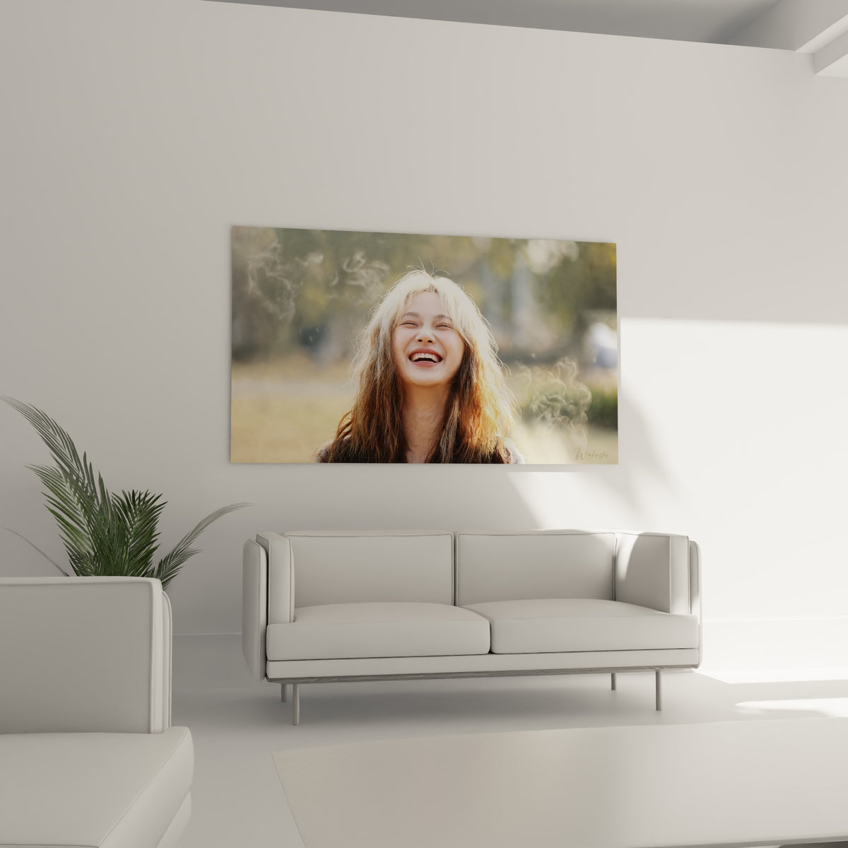 Sourire éclatant et mèches cuivrées baignées de lumière, disposé au-dessus d'un canapé dans un salon lumineux
