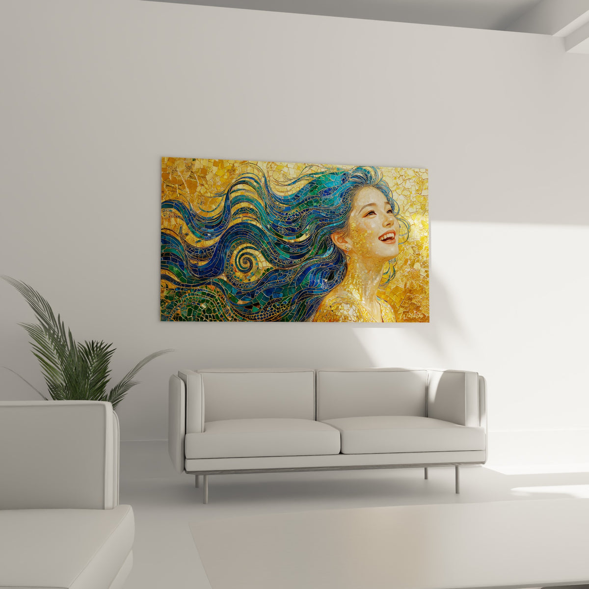 Portrait doré aux vagues turquoise et vert émeraude accroché au-dessus d'un canapé dans un salon lumineux