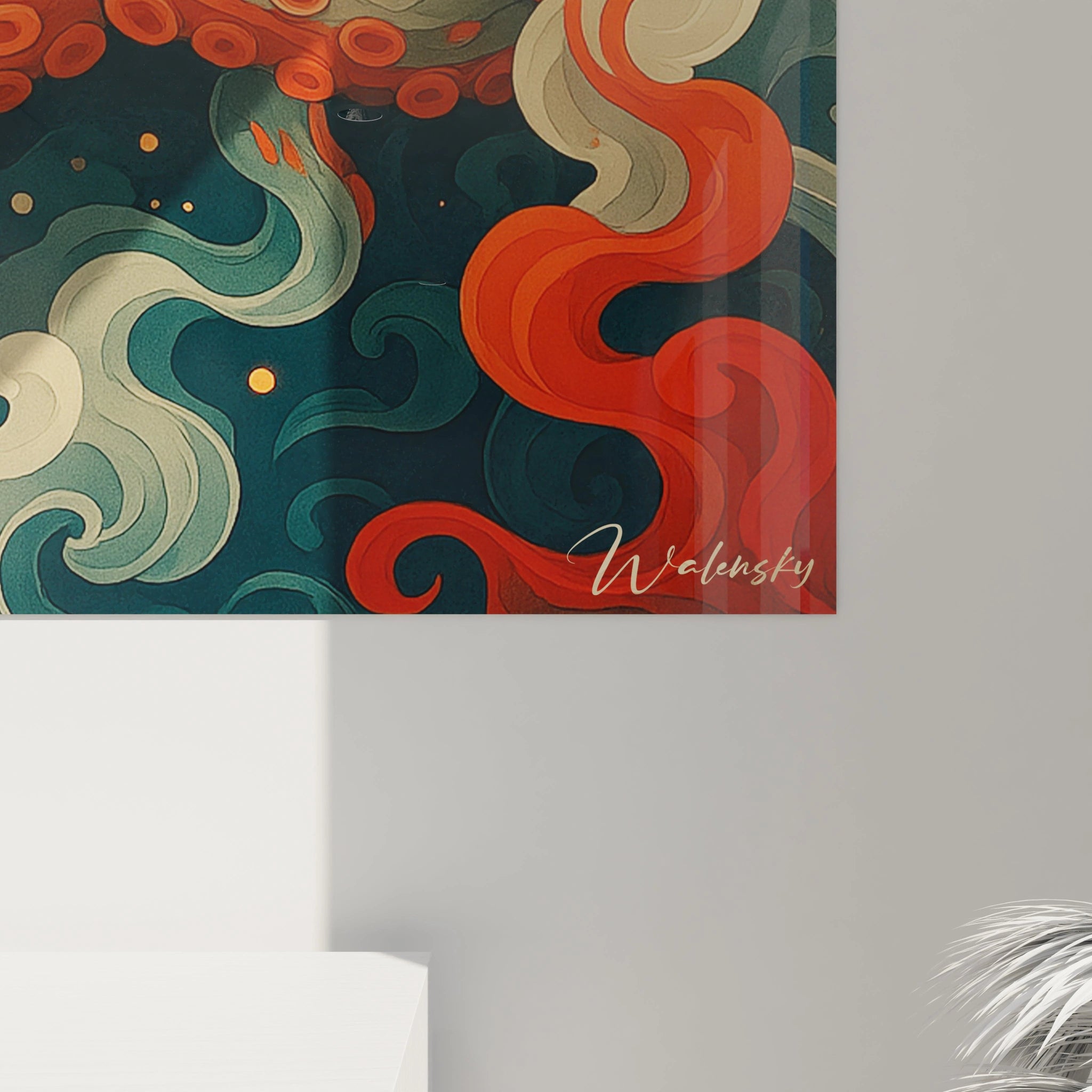 Tableau pieuvre stylisé dans une esthétique japonaise avec un poulpe aux couleurs beige et orange sur fond indigo. Les tentacules s'enroulent de façon gracieuse parmi des nuages blancs stylisés. Technique picturale lisse avec superposition de couches translucides.