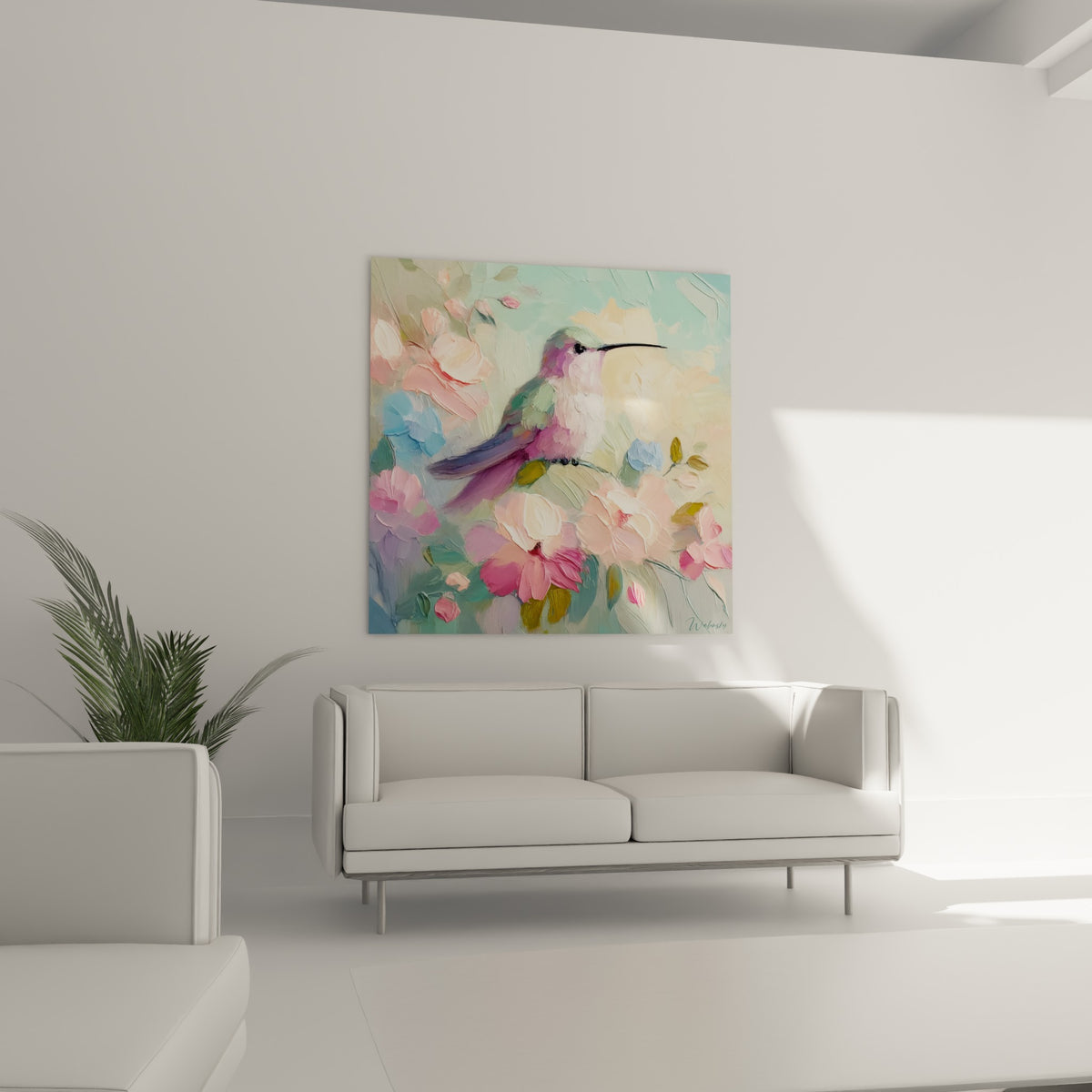 Plumage pastel du colibri niché dans des pétales roses et bleus, au-dessus d'un canapé dans un salon lumineux