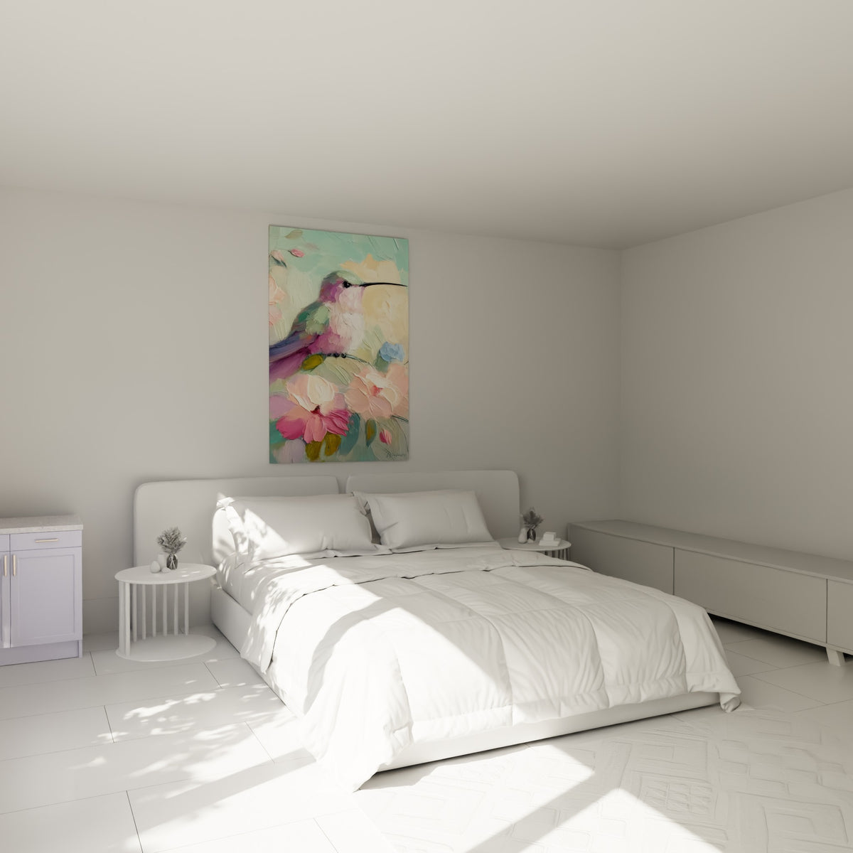 Oiseau mauve au bec noir parmi les fleurs roses au-dessus d'un lit dans une chambre claire