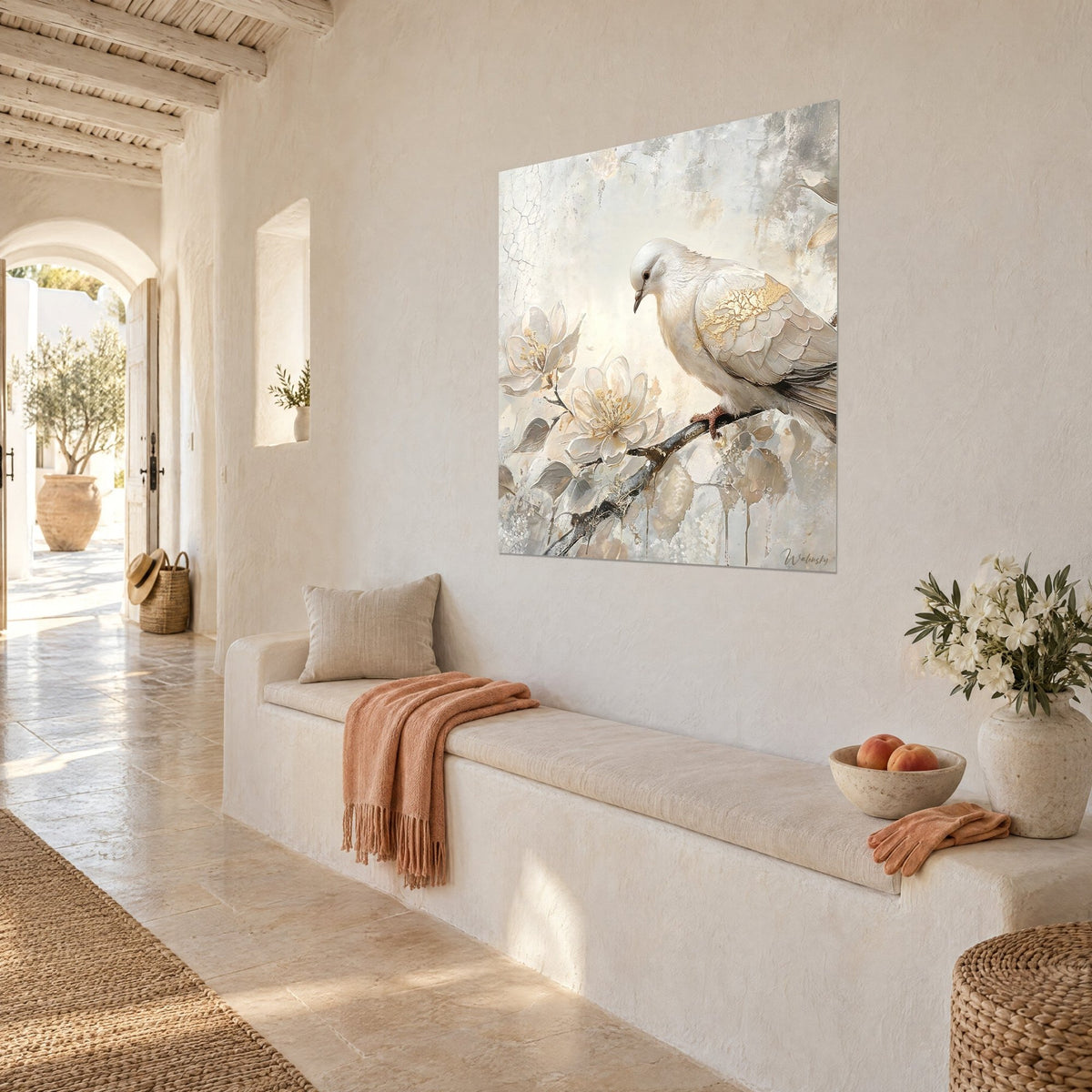 Quadro uccello bianco appollaiato accanto a magnolie color crema, tocchi dorati e grigio perla, parete a calce di una casa mediterranea