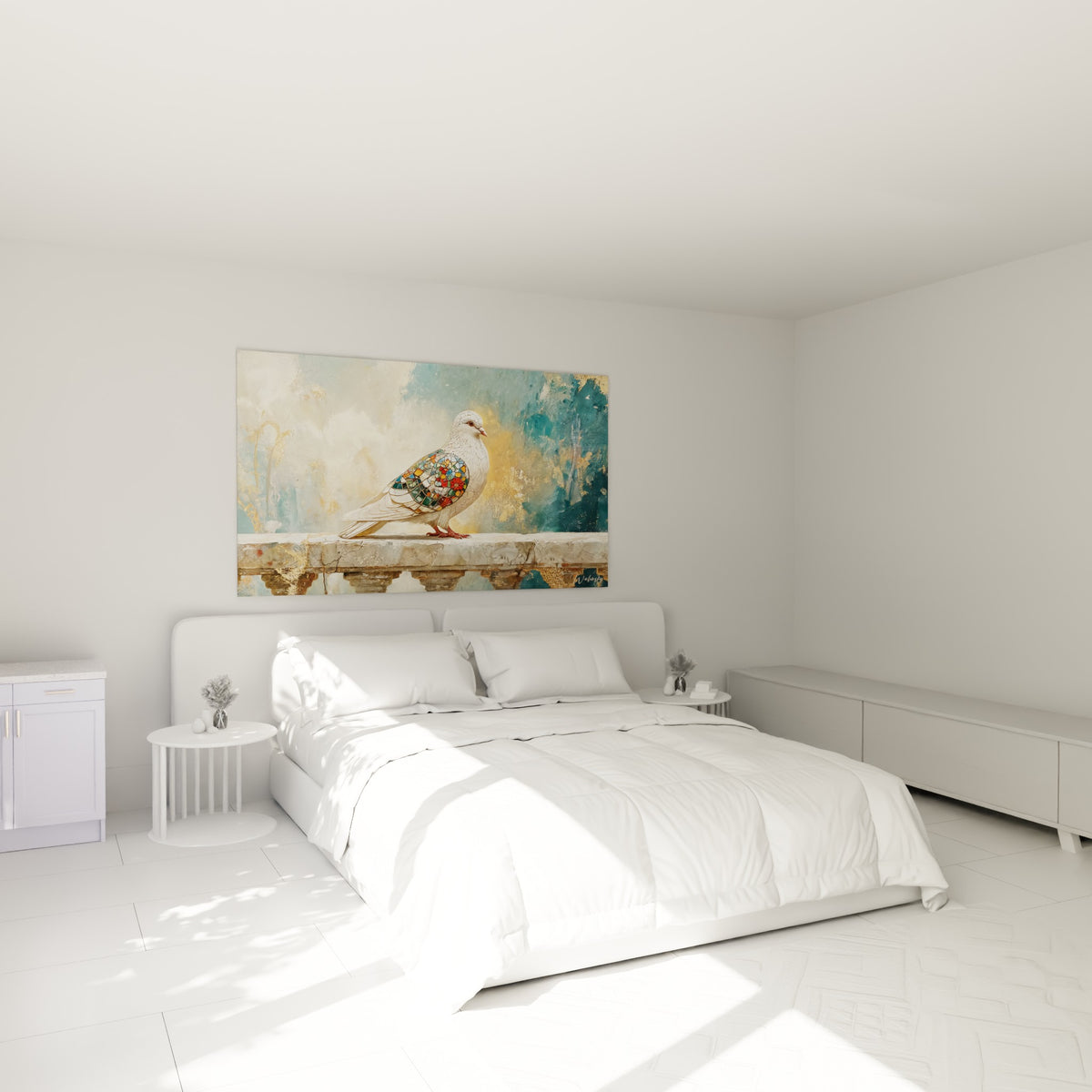 Oiseau blanc à l'aile mosaïque colorée accroché au-dessus d'un lit dans une chambre claire
