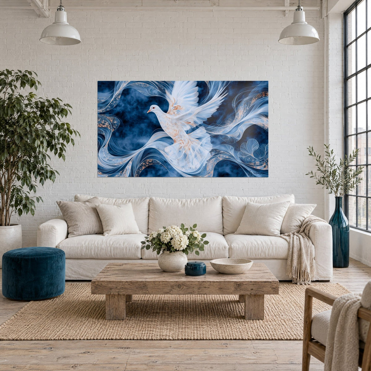 Tableau colombe blanche aux ailes déployées, bleu marine et cuivre doré, au-dessus d'un canapé dans un salon lumineux