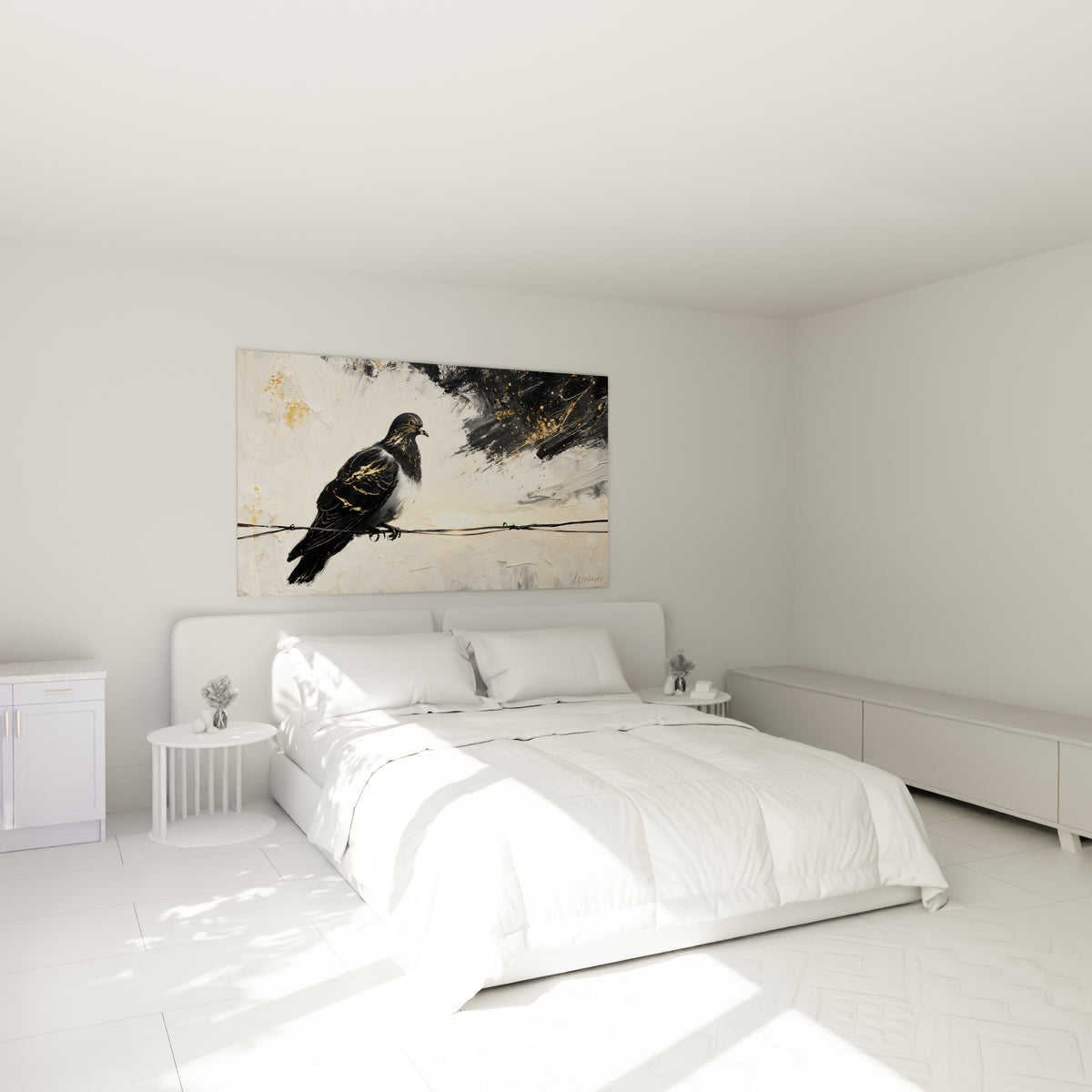 Oiseau noir et doré posé sur un fil, tableau accroché au-dessus d'un lit dans une chambre claire