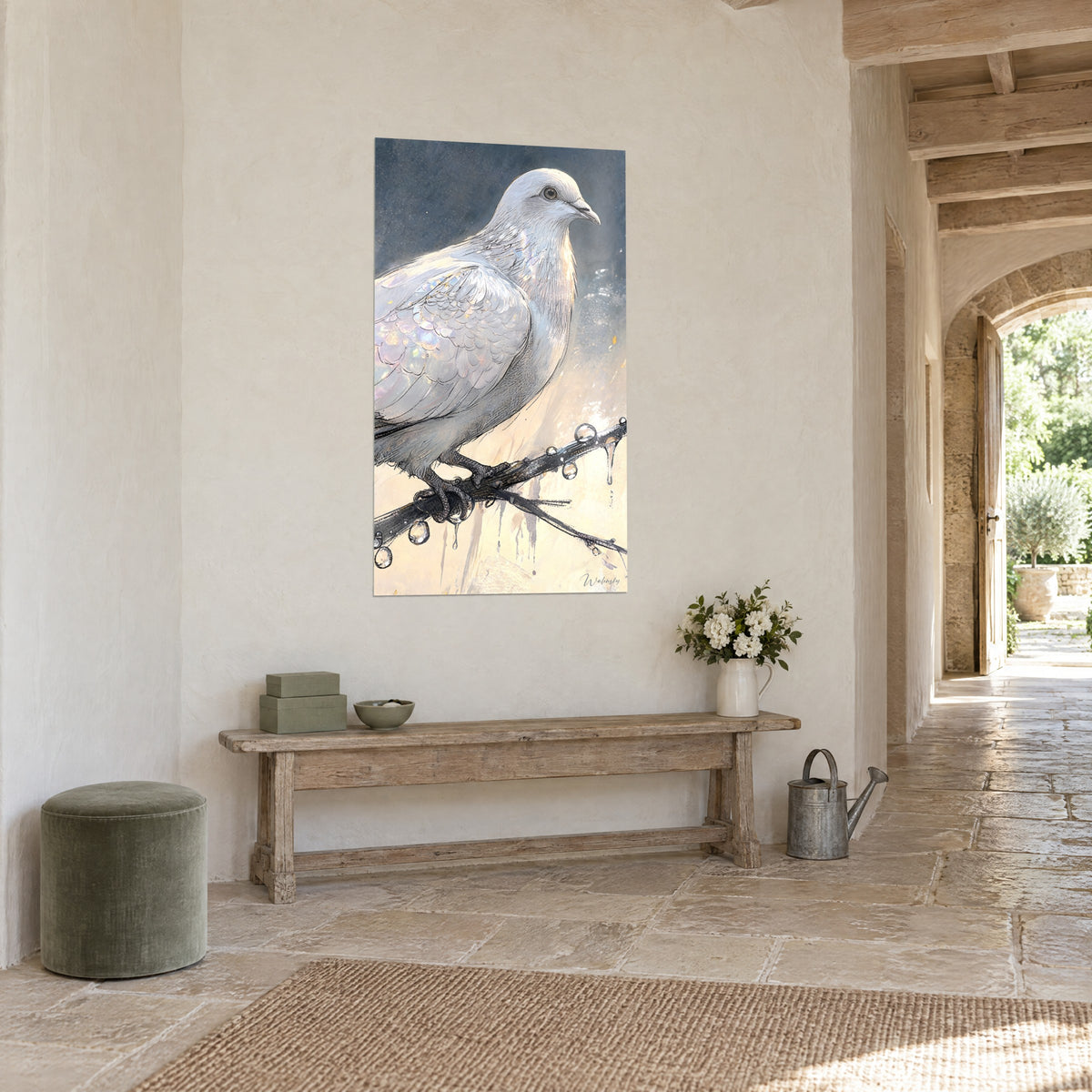 Gemälde Vogel in Perlgrau auf einem dunklen, perlenbesetzten Zweig mit Tropfen, goldocker Hintergrund, Dreiviertelansicht in einem Flur aus Stein
