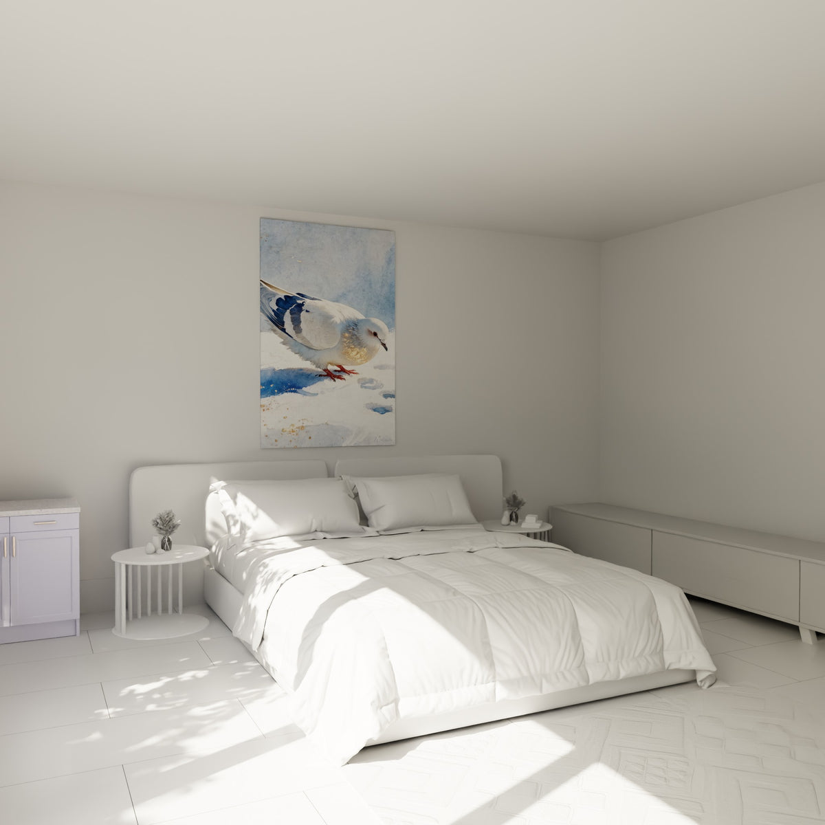 Colombe au plumage doré et bleu marine posée au-dessus d'un lit dans une chambre claire