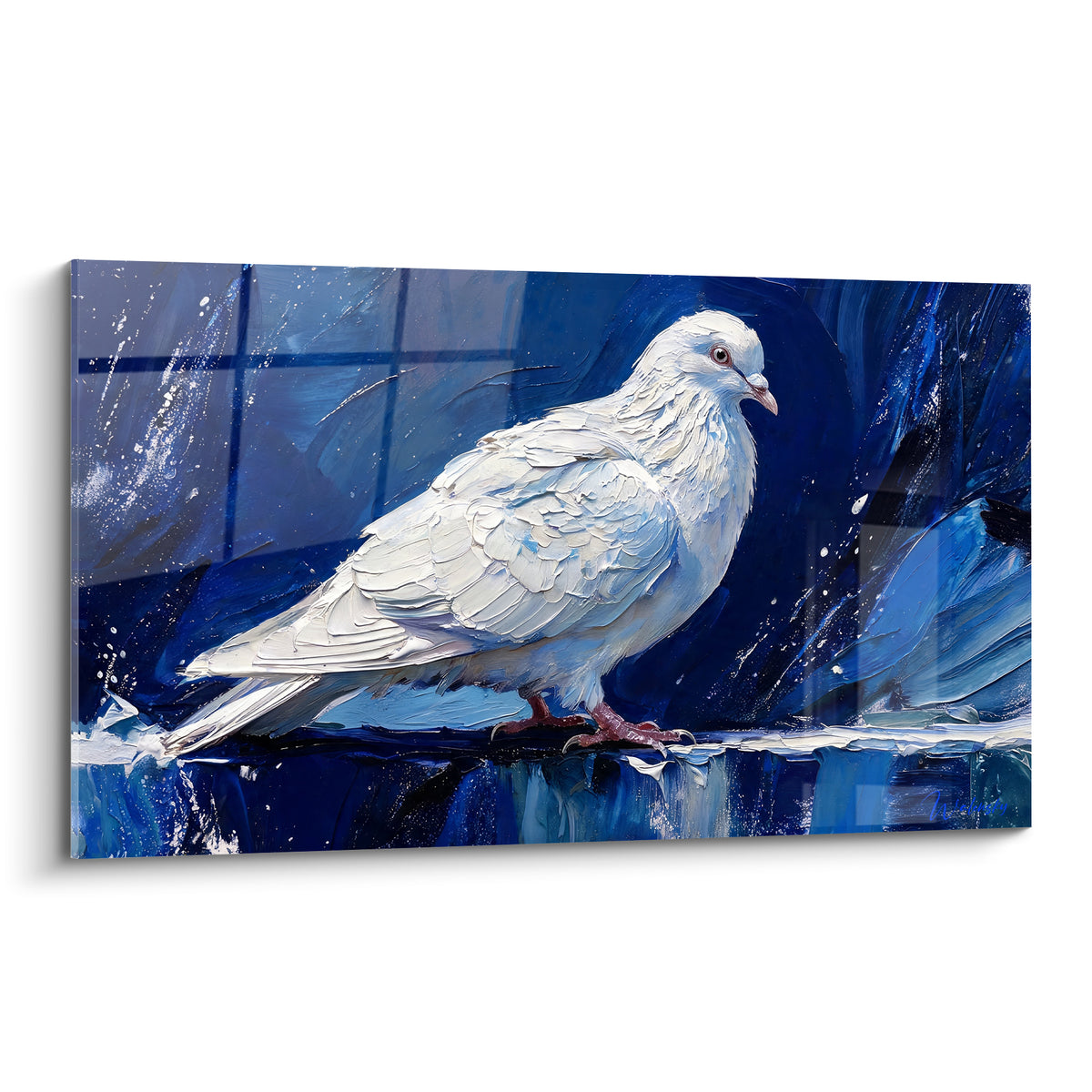 Colombe blanche au plumage empâté posée sur fond bleu marine et éclats argentés