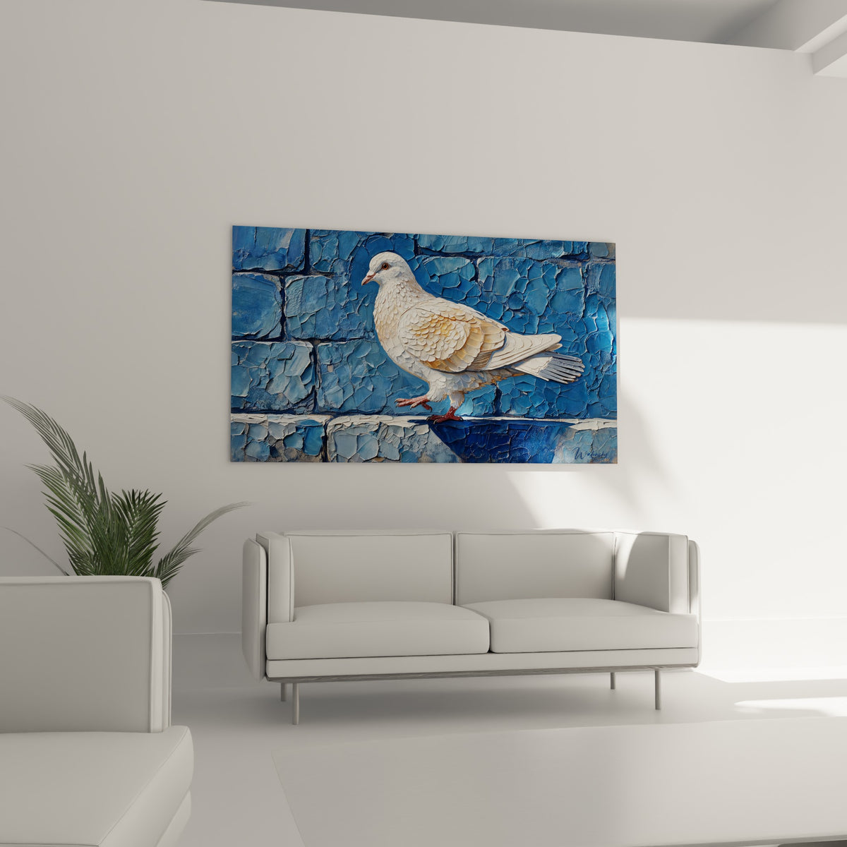 Plumage blanc et ocre d'une colombe sur pierre bleu marine, au-dessus d'un canapé dans un salon lumineux