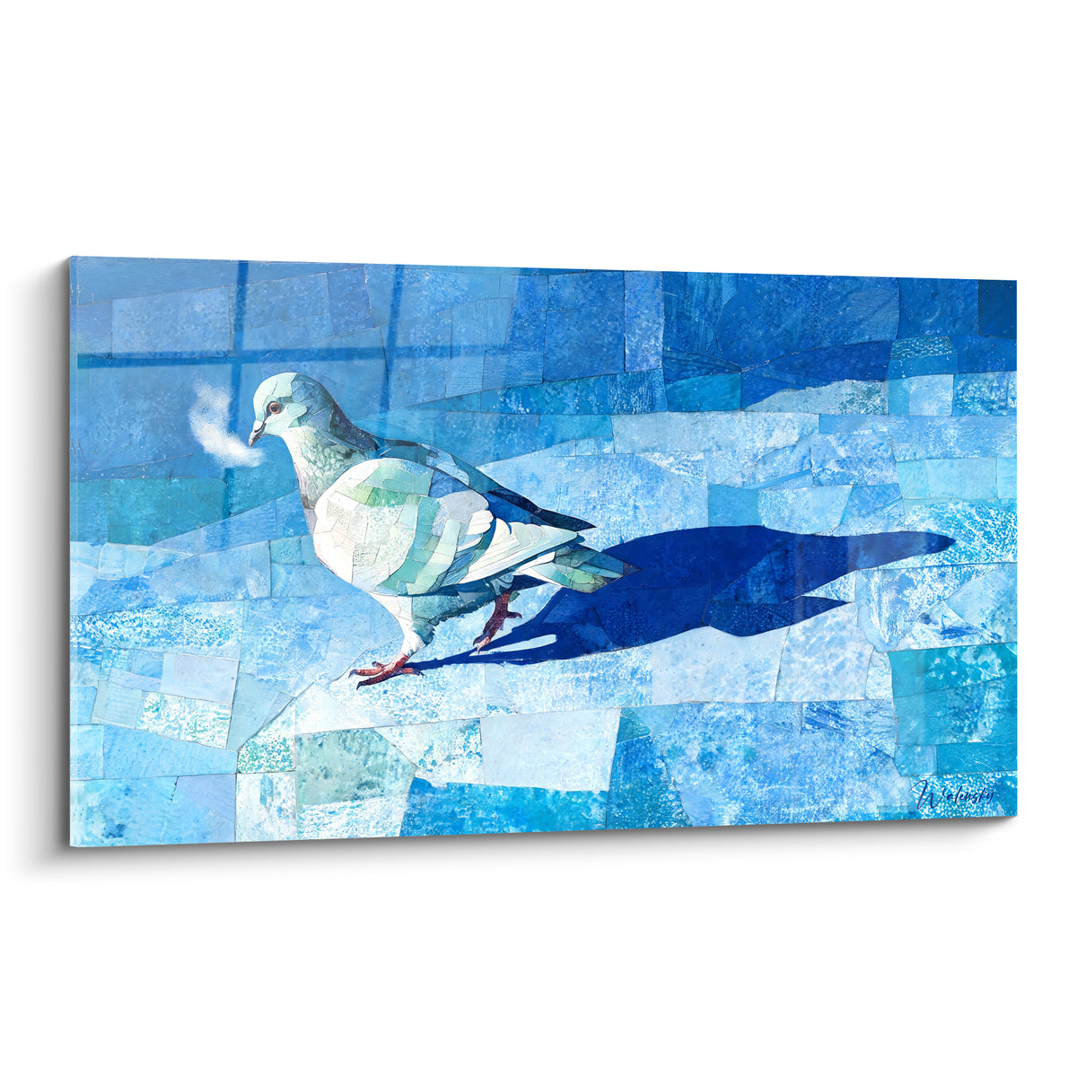 Colombe blanche et bleu ciel marchant sur mosaïque texturée, ombre bleu marine projetée