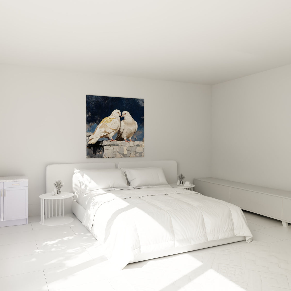 Deux colombes crème et dorées se blottissant, tableau accroché au-dessus d'un lit dans une chambre claire