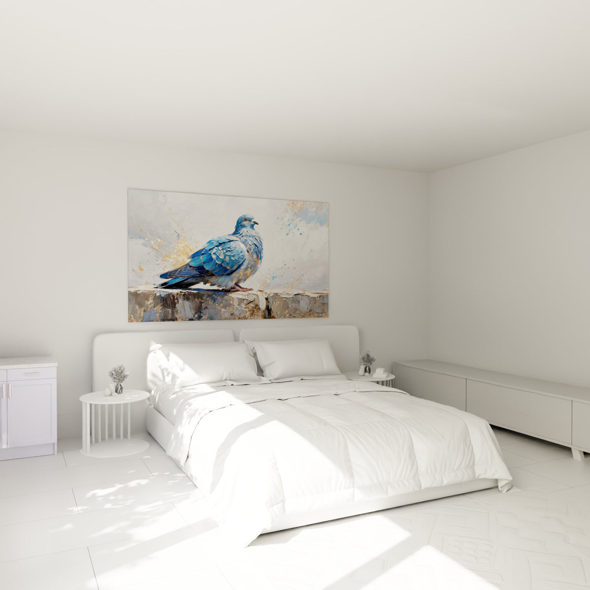 Plumage bleu pastel et éclats dorés de la colombe au-dessus d'un lit dans une chambre claire