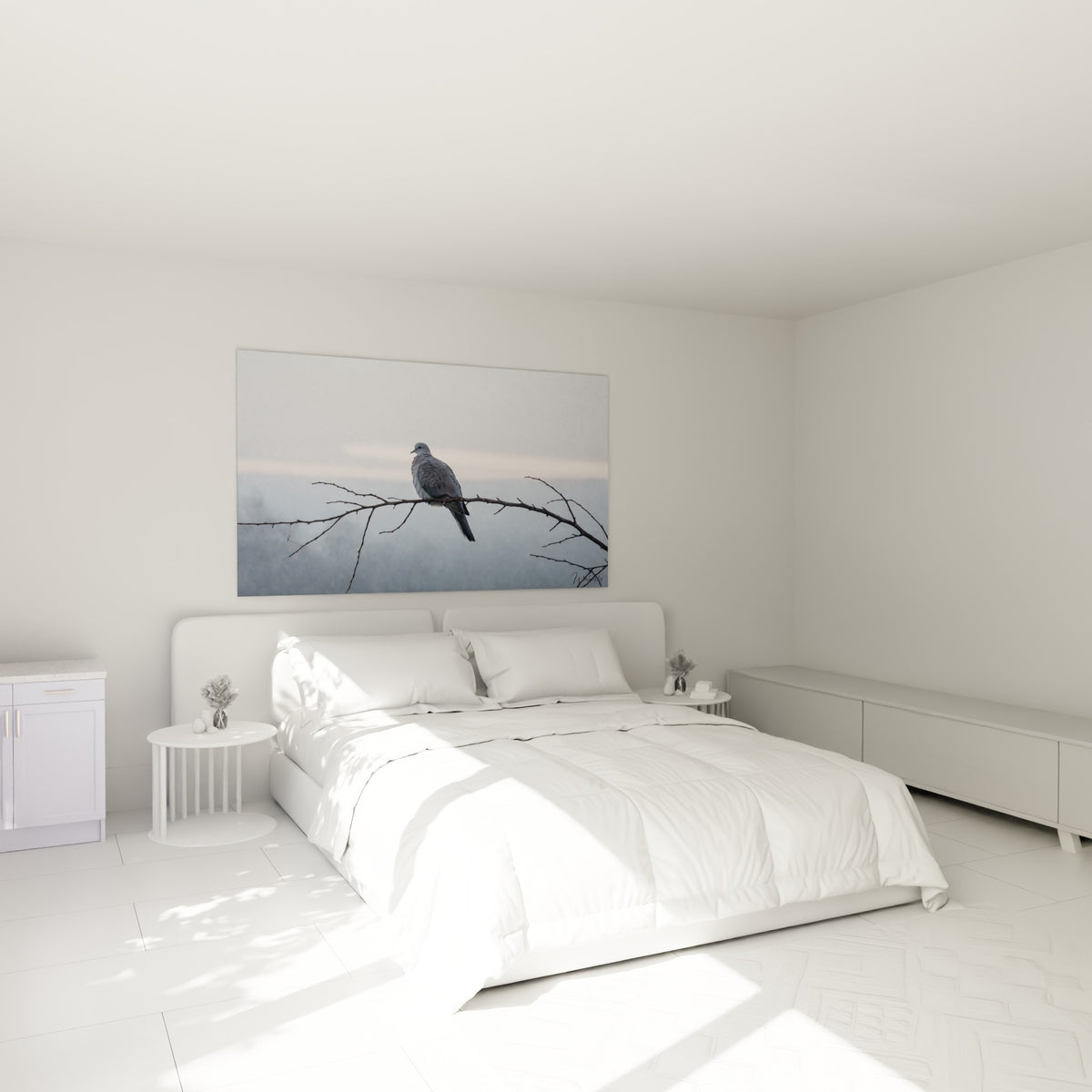 Oiseau gris et bleu pastel posé sur une branche, au-dessus d'un lit dans une chambre claire