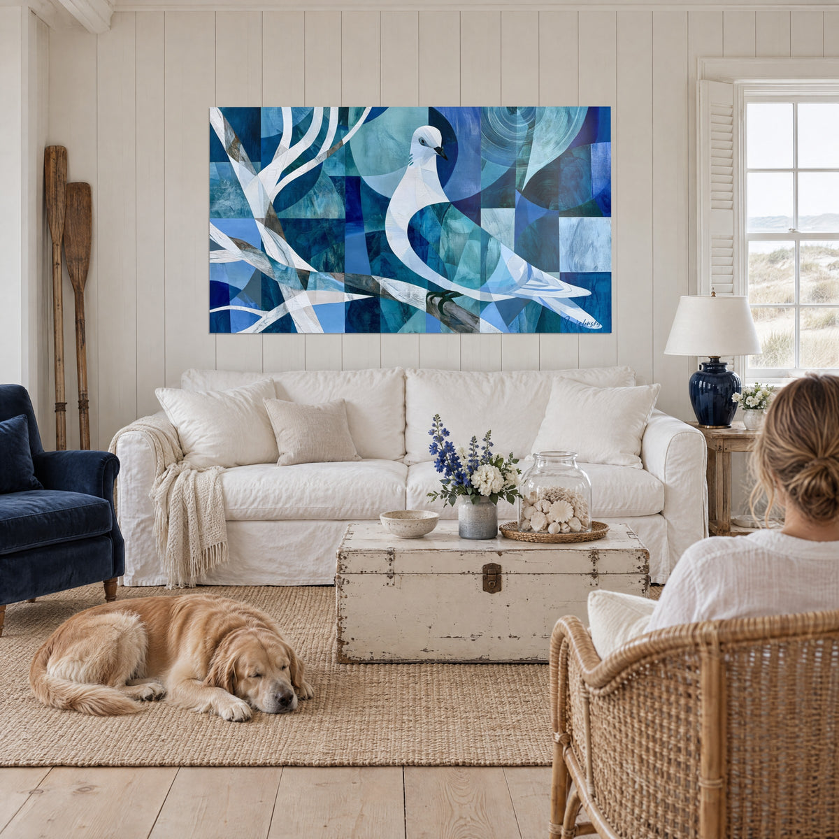 Oiseau blanc aux ailes fragmentées, bleu marine et turquoise, au-dessus d'un lit dans une chambre claire