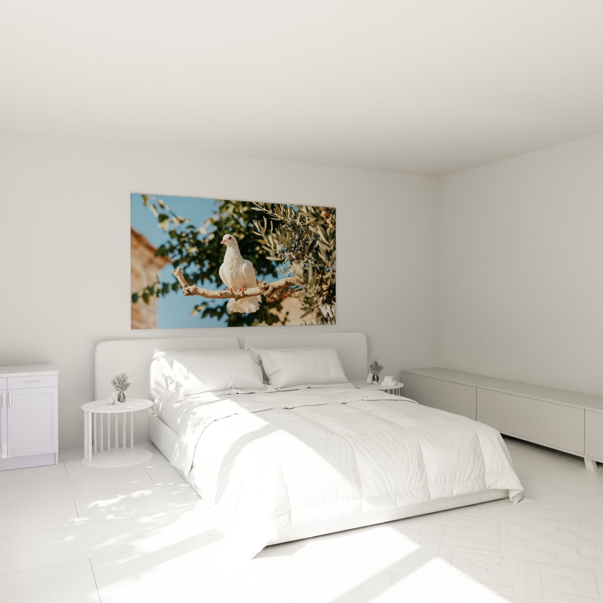 Oiseau blanc aux pattes rosées sur branche noueuse, accroché au-dessus d'un lit dans une chambre claire