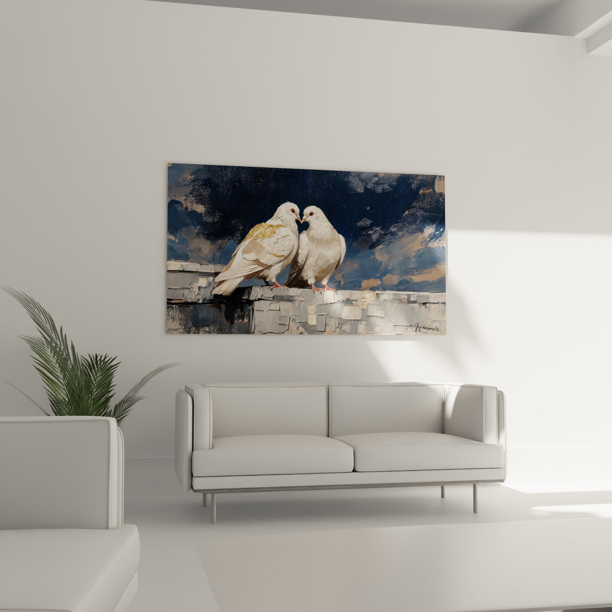 Couple de colombes blanches et ocre sur muret texturé, au-dessus d'un canapé dans un salon lumineux