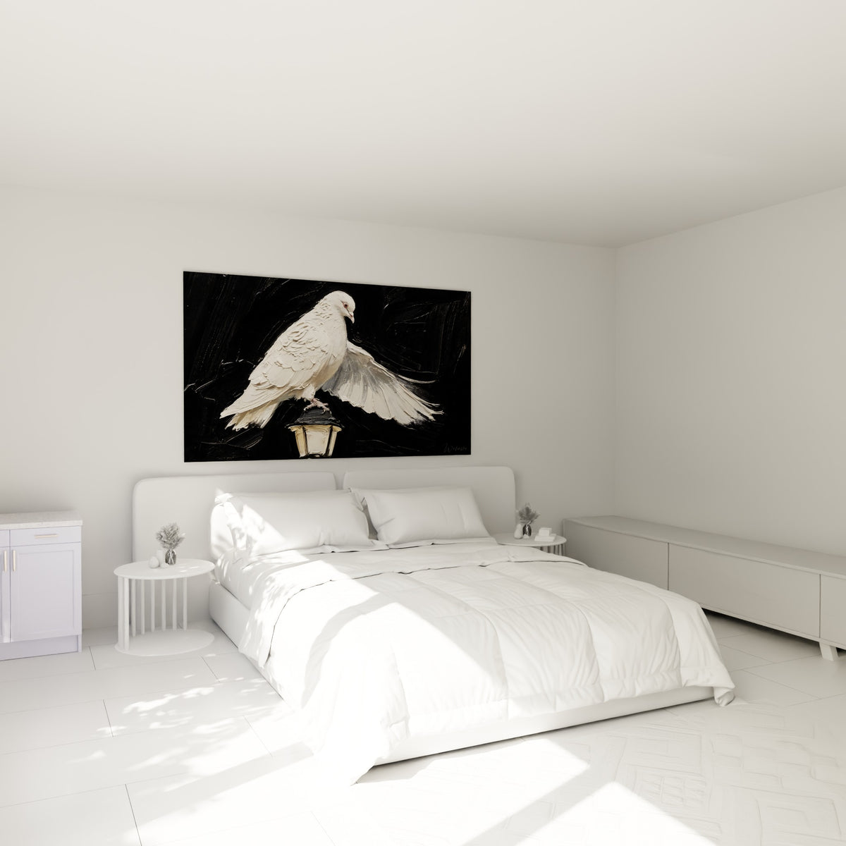Ailes ouvertes de la colombe crème et dorée, œuvre accrochée au-dessus d'un lit dans une chambre claire