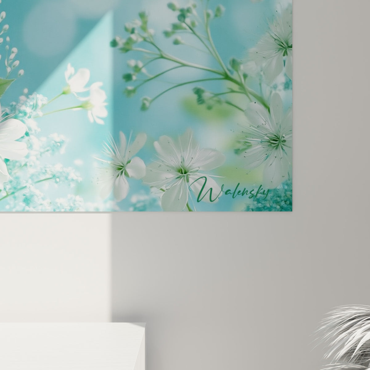 Détail des touches turquoise et blanches sur la toile, grain visible entre pétales et plumes délicates