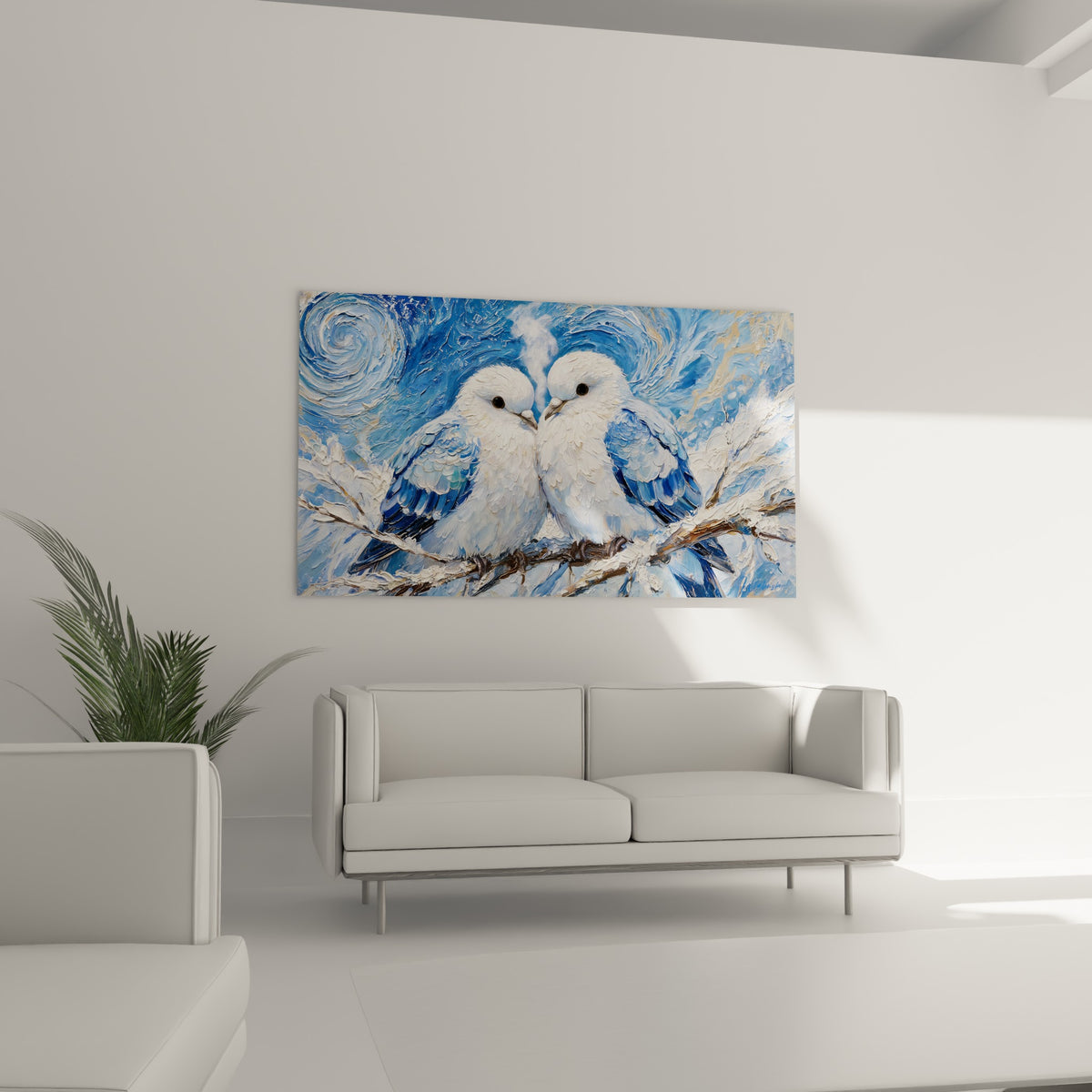 Oiseaux blancs et dorés blottis sur une branche enneigée au-dessus d'un canapé dans un salon lumineux