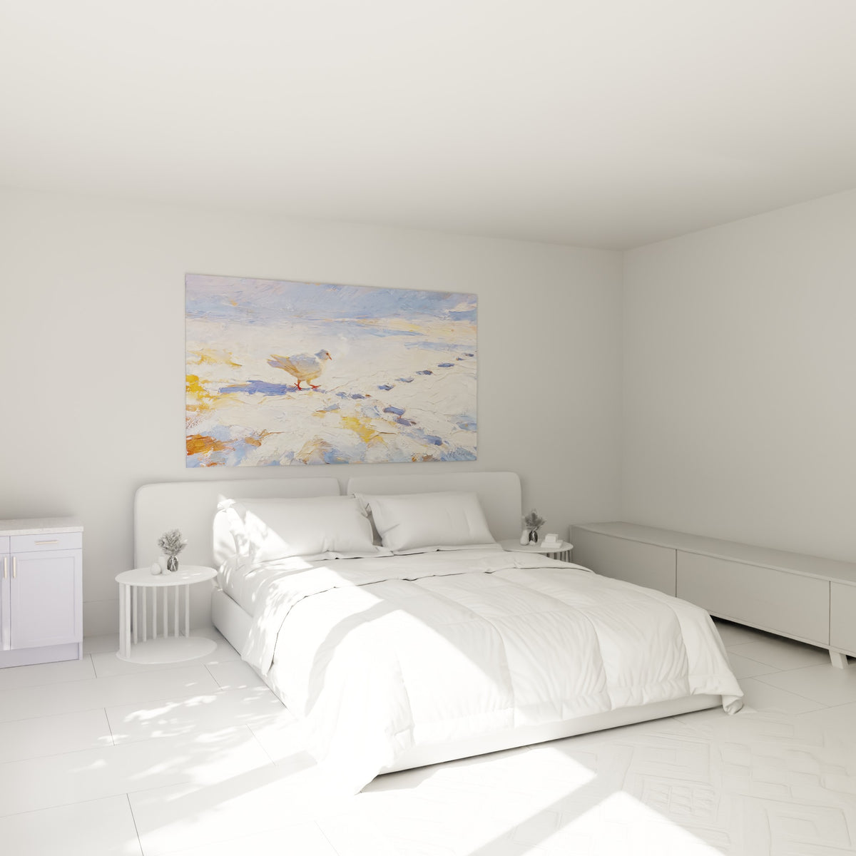 Empreintes dans la neige derrière une colombe blanche et dorée, accrochée au-dessus d'un lit dans une chambre claire