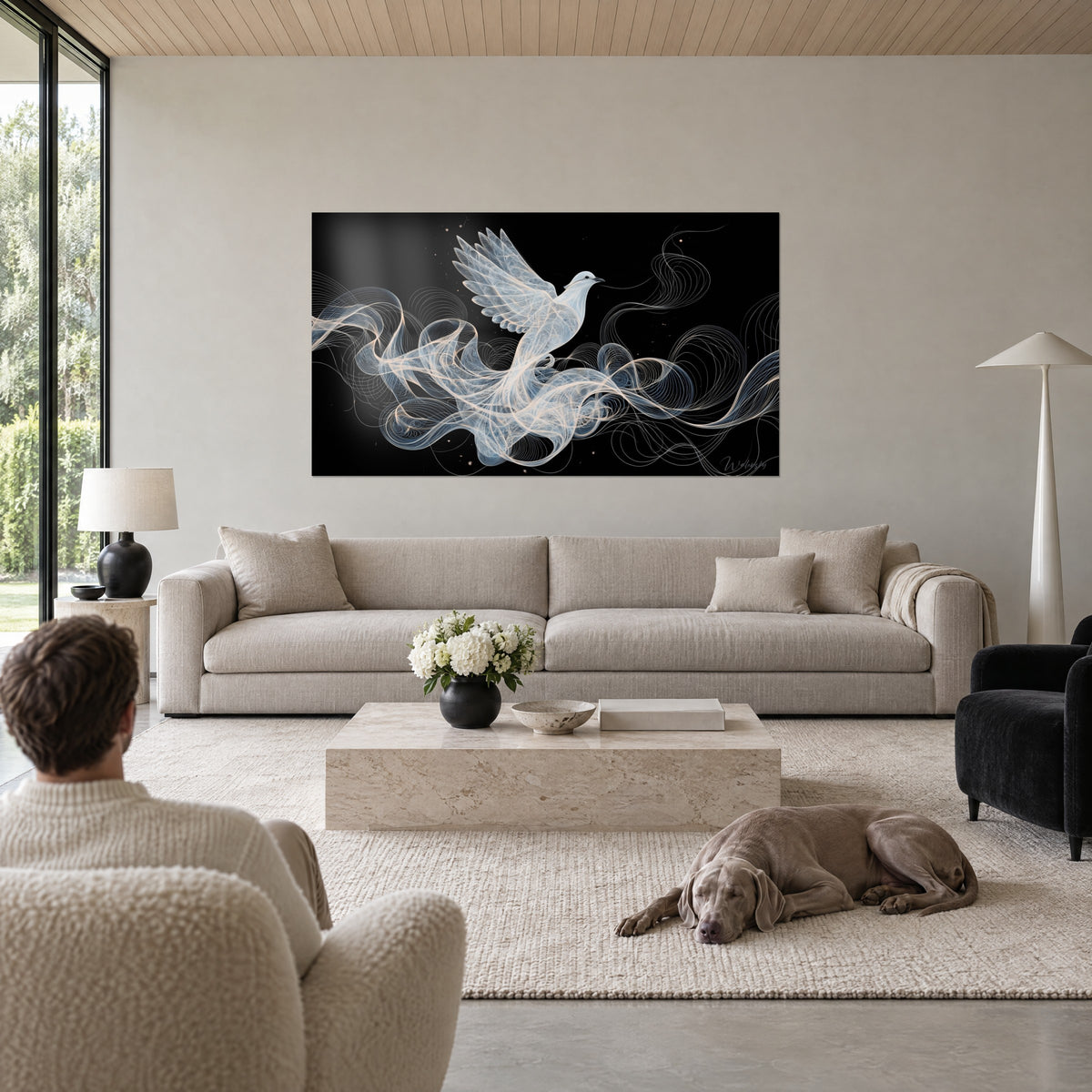 Envol de la colombe blanche aux reflets bleu pastel au-dessus d'un lit dans une chambre claire
