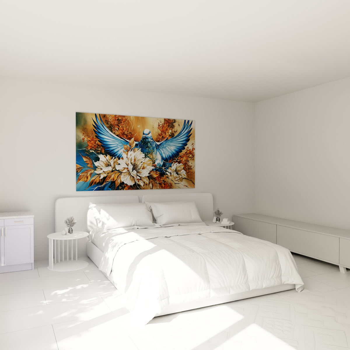 Ailes bleu marine largement ouvertes au-dessus d'un lit dans une chambre claire