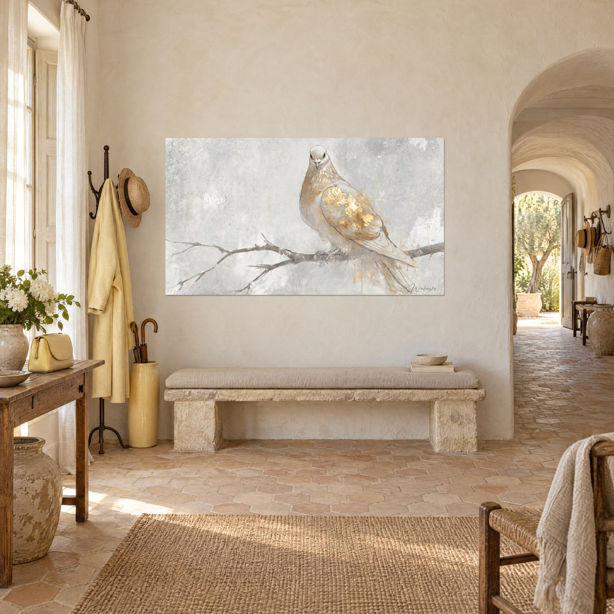 Tableau oiseau perché aux ailes dorées, fond gris argenté patiné, accroché au-dessus d'un banc de pierre dans un mas provençal