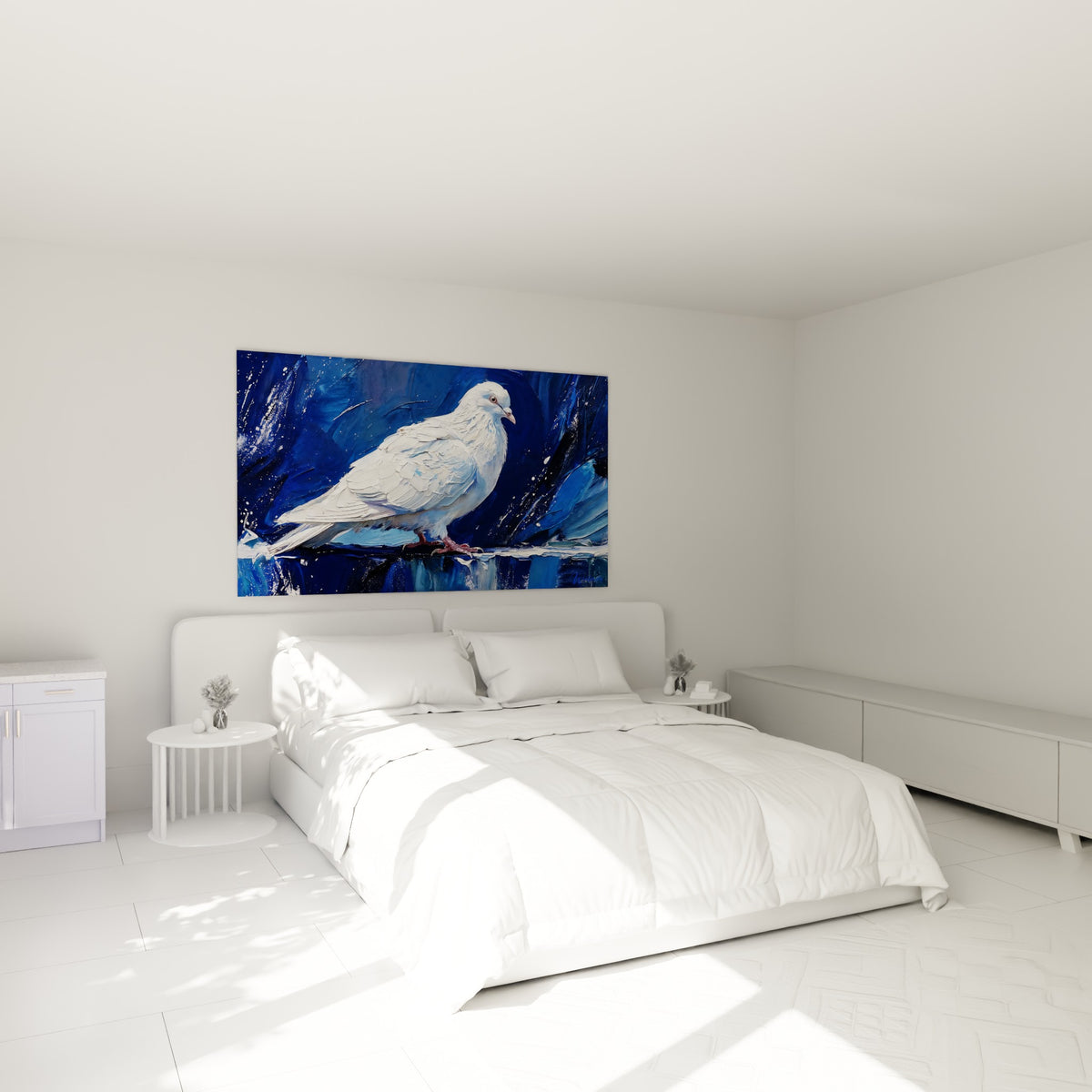 Silhouette de colombe ivoire et bleu nuit accrochée au-dessus d'un lit dans une chambre claire