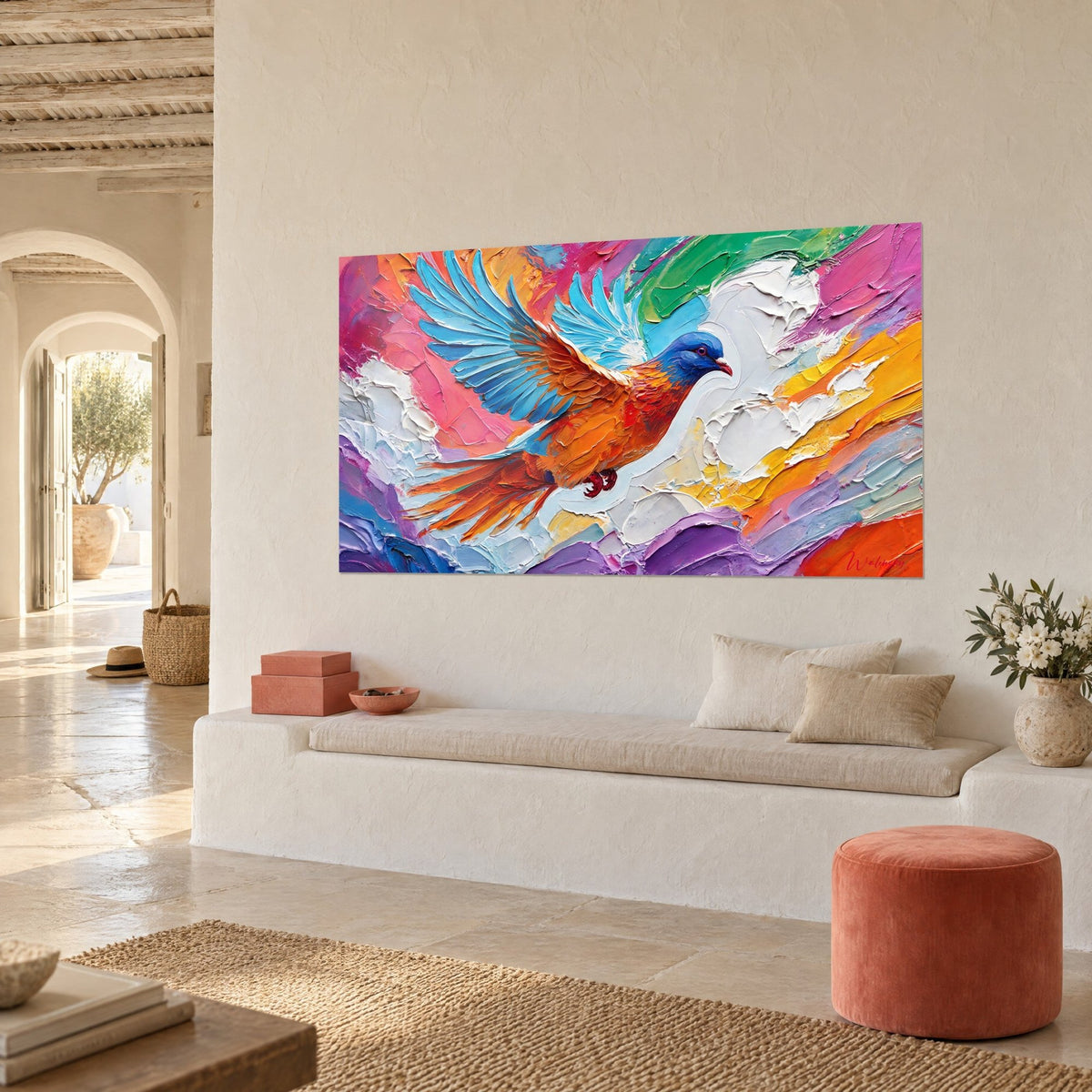Cuadro pájaro en pleno vuelo, plumaje naranja y cabeza azul cobalto, fondo verde y fucsia, en la pared de una casa mediterránea