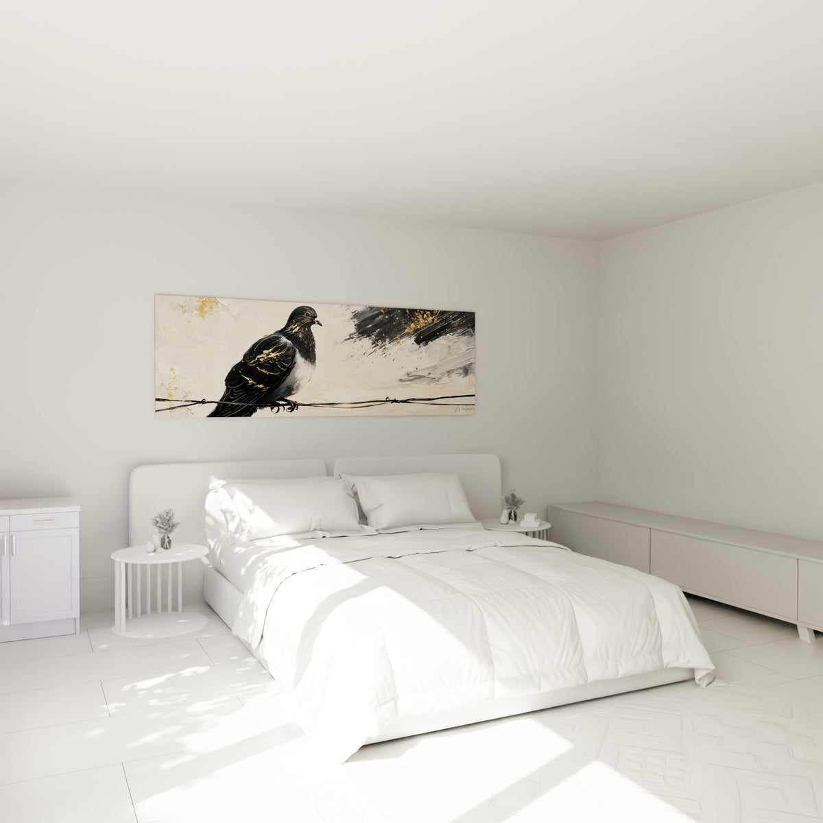Oiseau noir et doré sur fil barbelé accroché au-dessus d'un lit dans une chambre claire