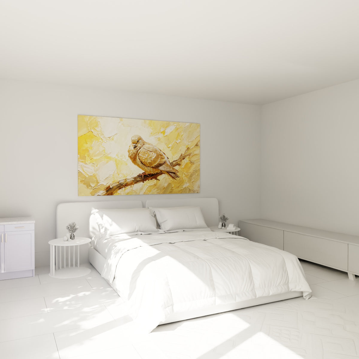 Oiseau doré aux tons ocre et ivoire, posé au-dessus d'un lit dans une chambre claire