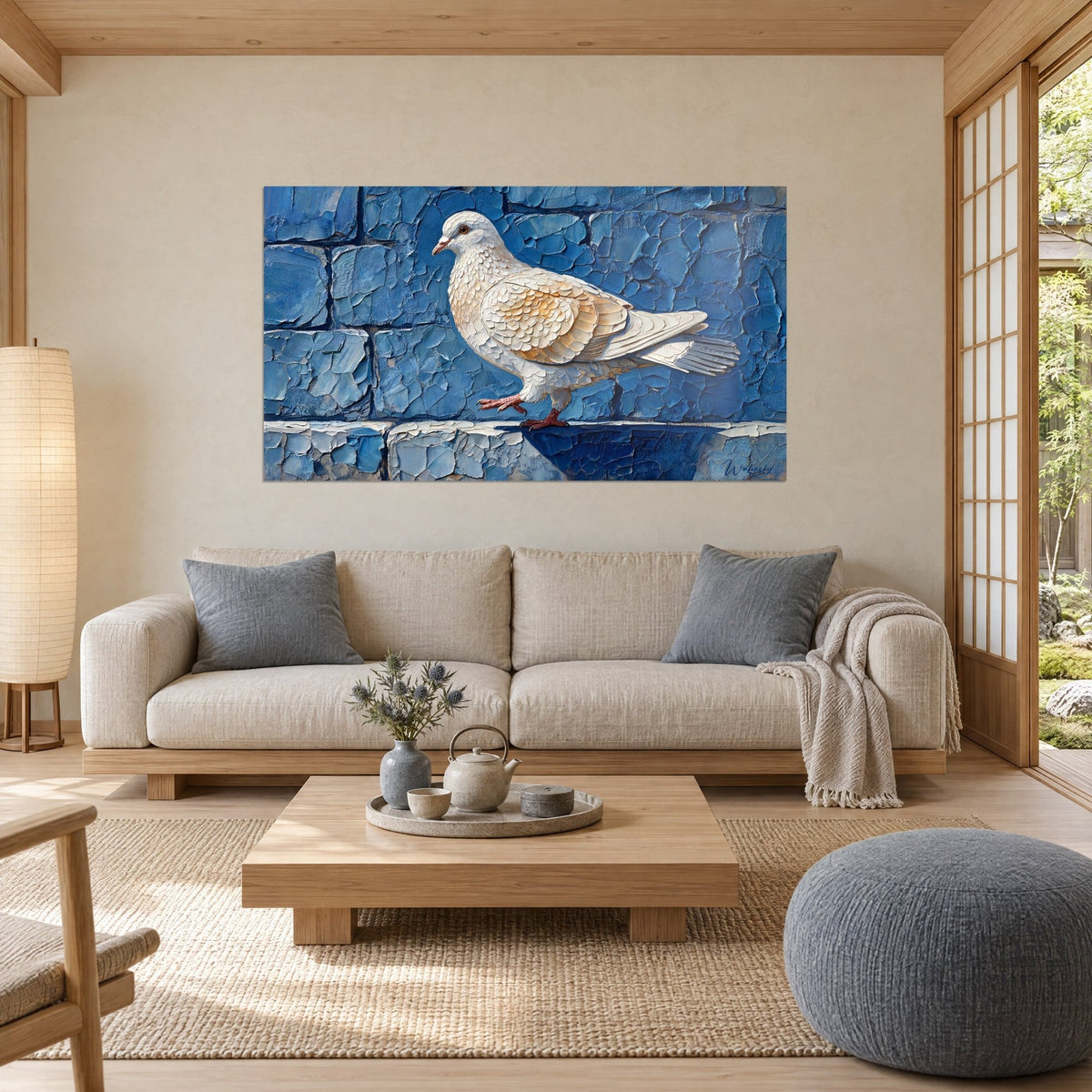 Tableau colombe d'ivoire aux plumes ocre dorées, posée sur un mur de pierres bleu cobalt, au-dessus d'un canapé dans un salon lumineux