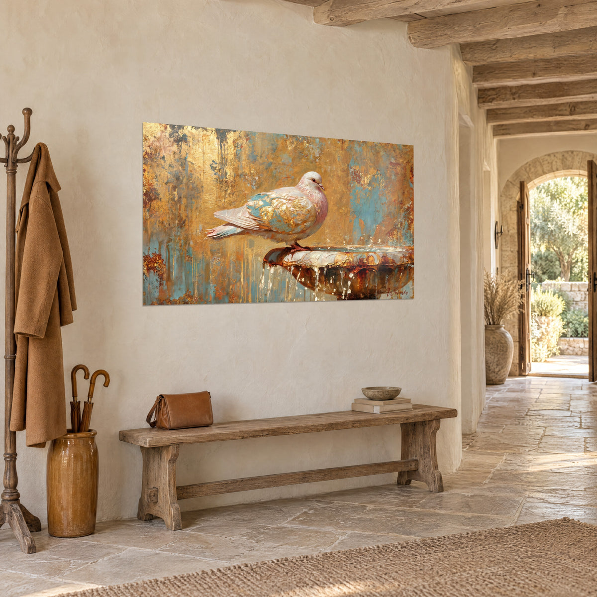 Oiseau blanc sur fontaine ancienne aux tons dorés et turquoise, placé au-dessus d'un canapé dans un salon lumineux.