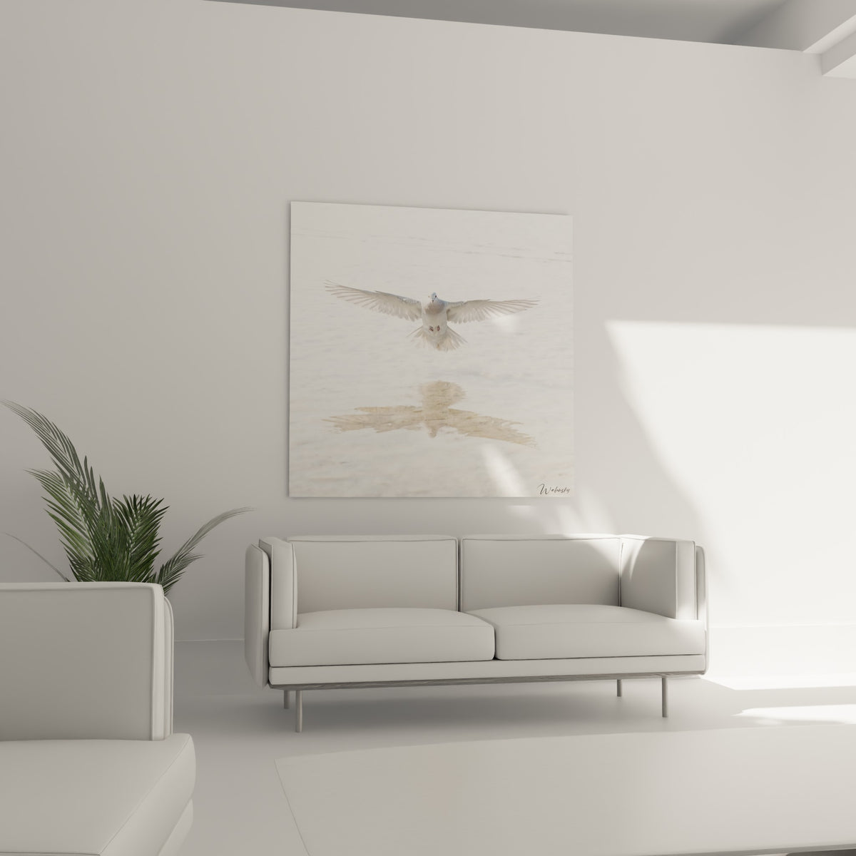 Silhouette blanche de la colombe planant sur fond doré et beige au-dessus d'un canapé dans un salon lumineux