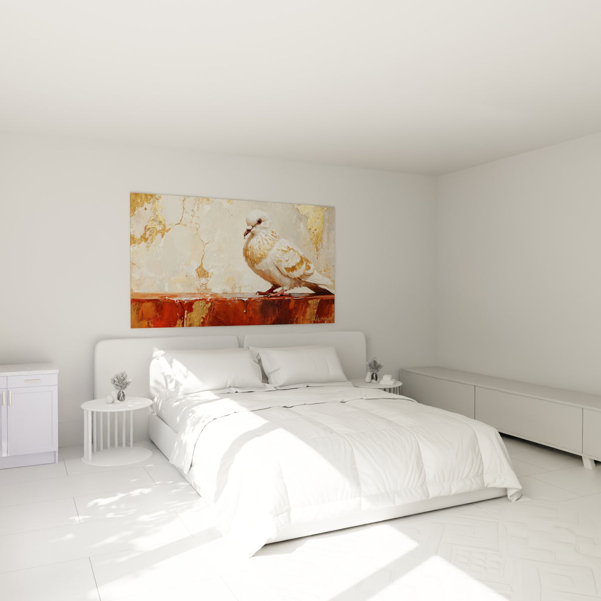Silhouette de colombe blanche aux reflets dorés accrochée au-dessus d'un lit dans une chambre claire