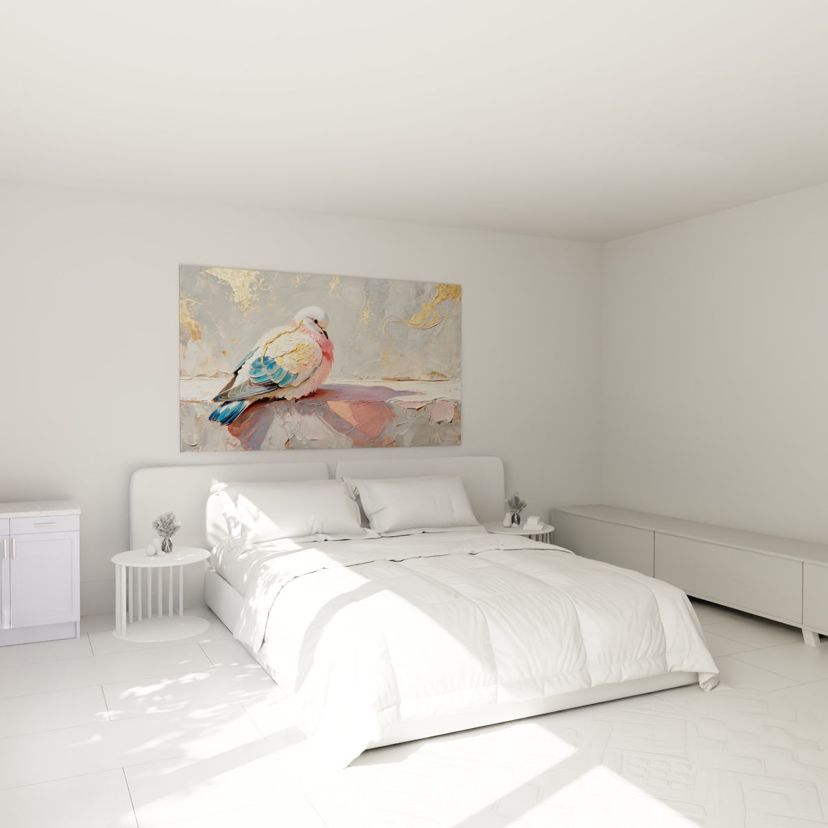 Oiseau au plumage rose et bleu paon accroché au-dessus d'un lit dans une chambre claire