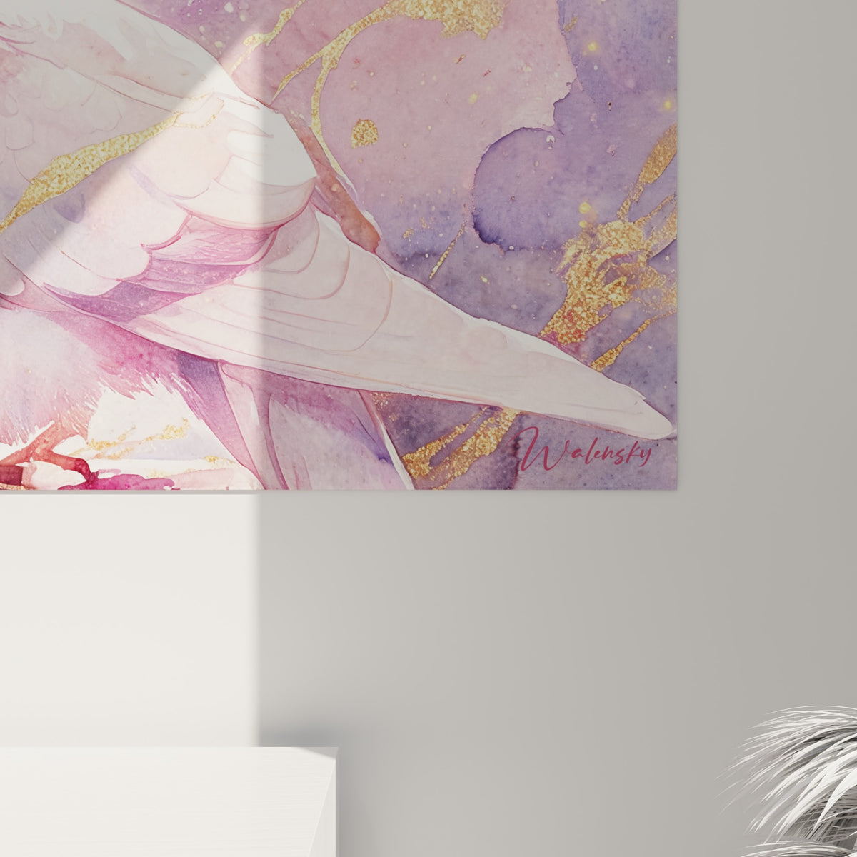 Plumes roses et fils dorés du nid se détachant en gros plan sur des coulures d'aquarelle mauve