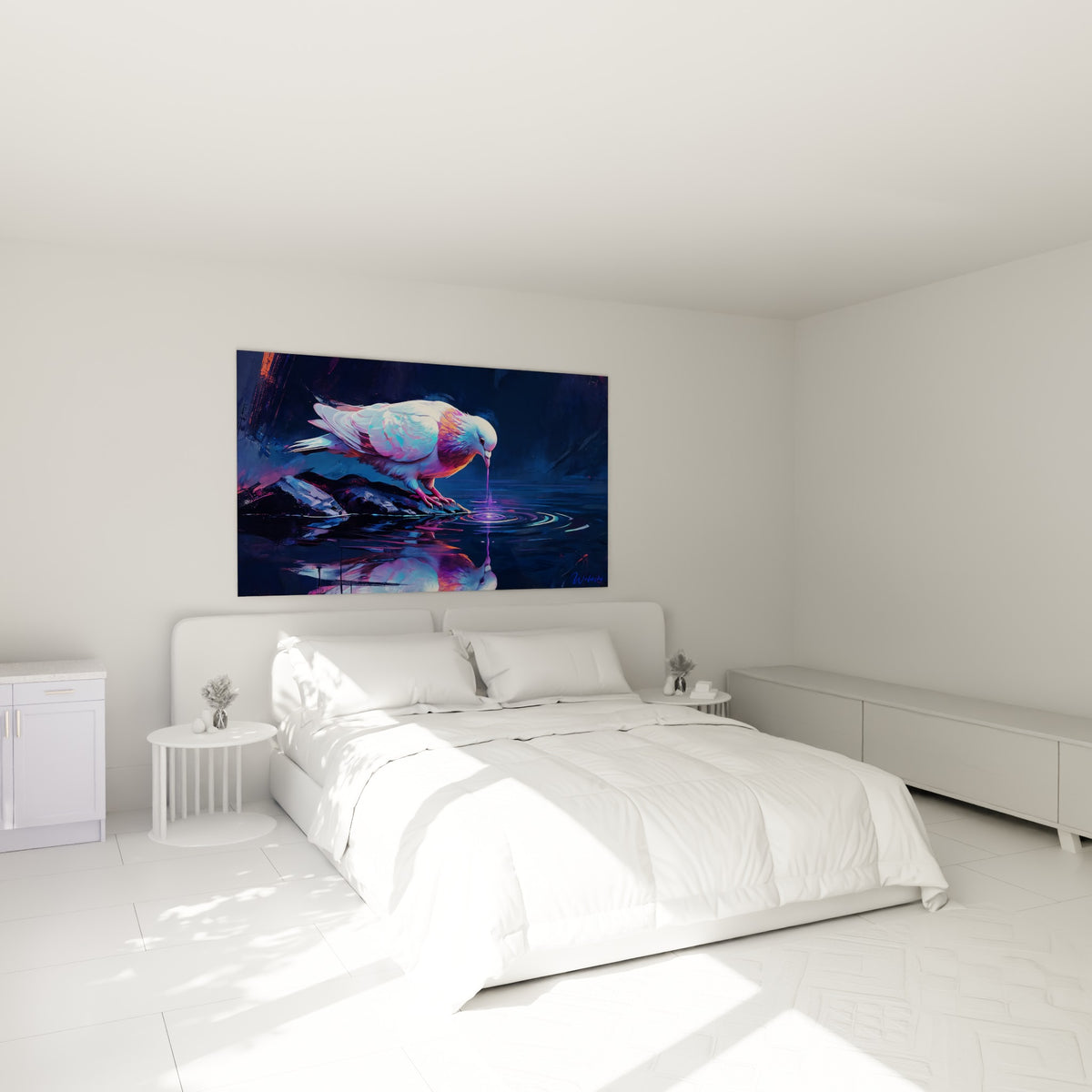 Plumage nacré et pourpre de la colombe se reflétant dans l'eau au-dessus d'un lit dans une chambre claire