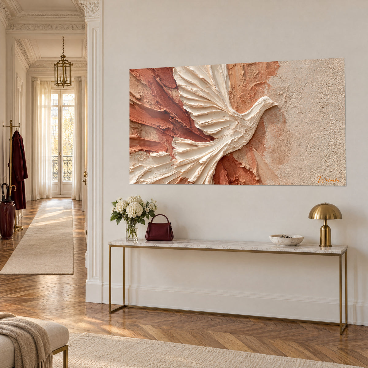 Tableau oiseau de paix en relief ivoire sur fond sable et rouille, accroché sur un mur beige près d'une console dorée, vue de trois-quarts