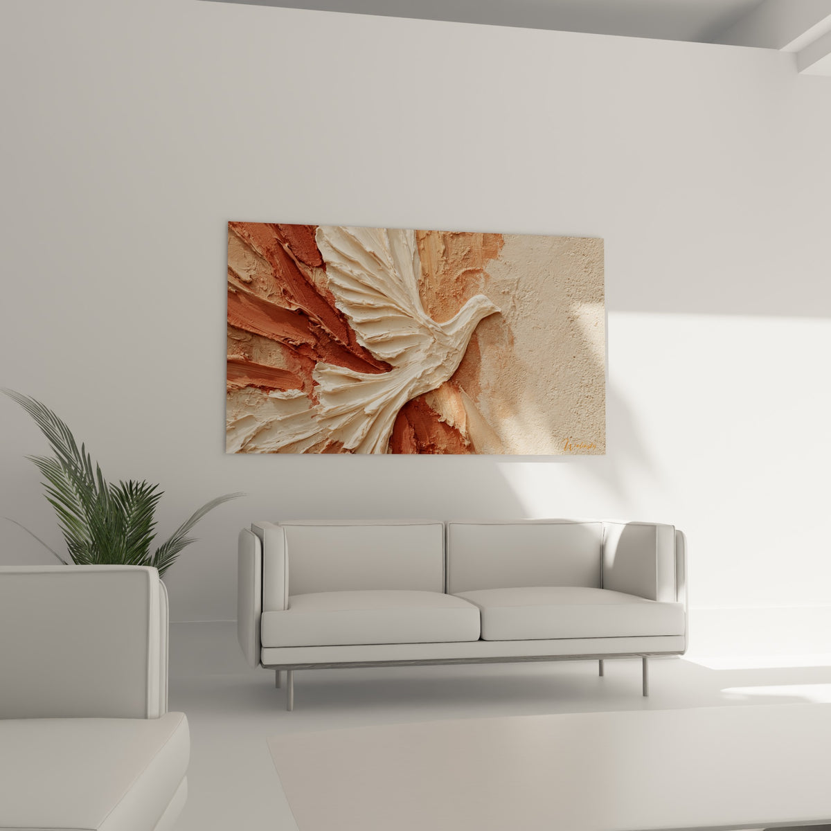 Oiseau blanc sculptural en relief, tons terracotta, au-dessus d'un canapé dans un salon lumineux