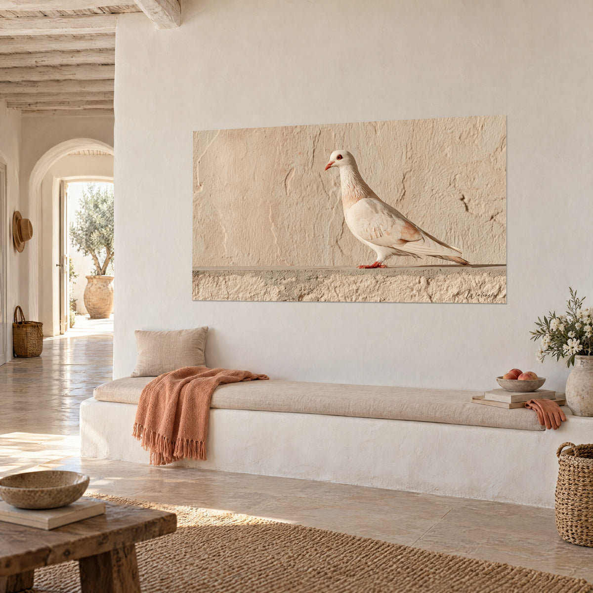 Tableau oiseau ivoire aux pattes rouges, de profil sur un mur crépi sable, vue de trois-quarts dans une maison méditerranéenne