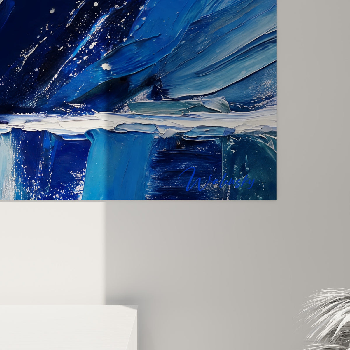 Empâtements blancs et bleu marine visibles de près, matière épaisse et coulures argentées sur la toile