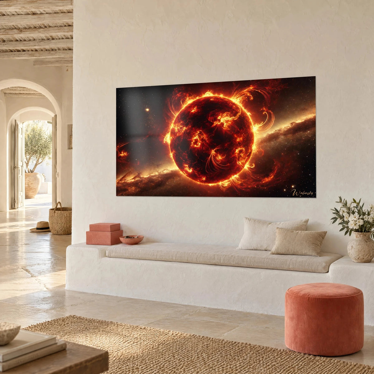Schilderij gloeiende ster omringd door gouden en dieprode protuberansen, zwarte sterrenachtergrond, driekwart gezien op een witte muur in een lichte woonkamer
